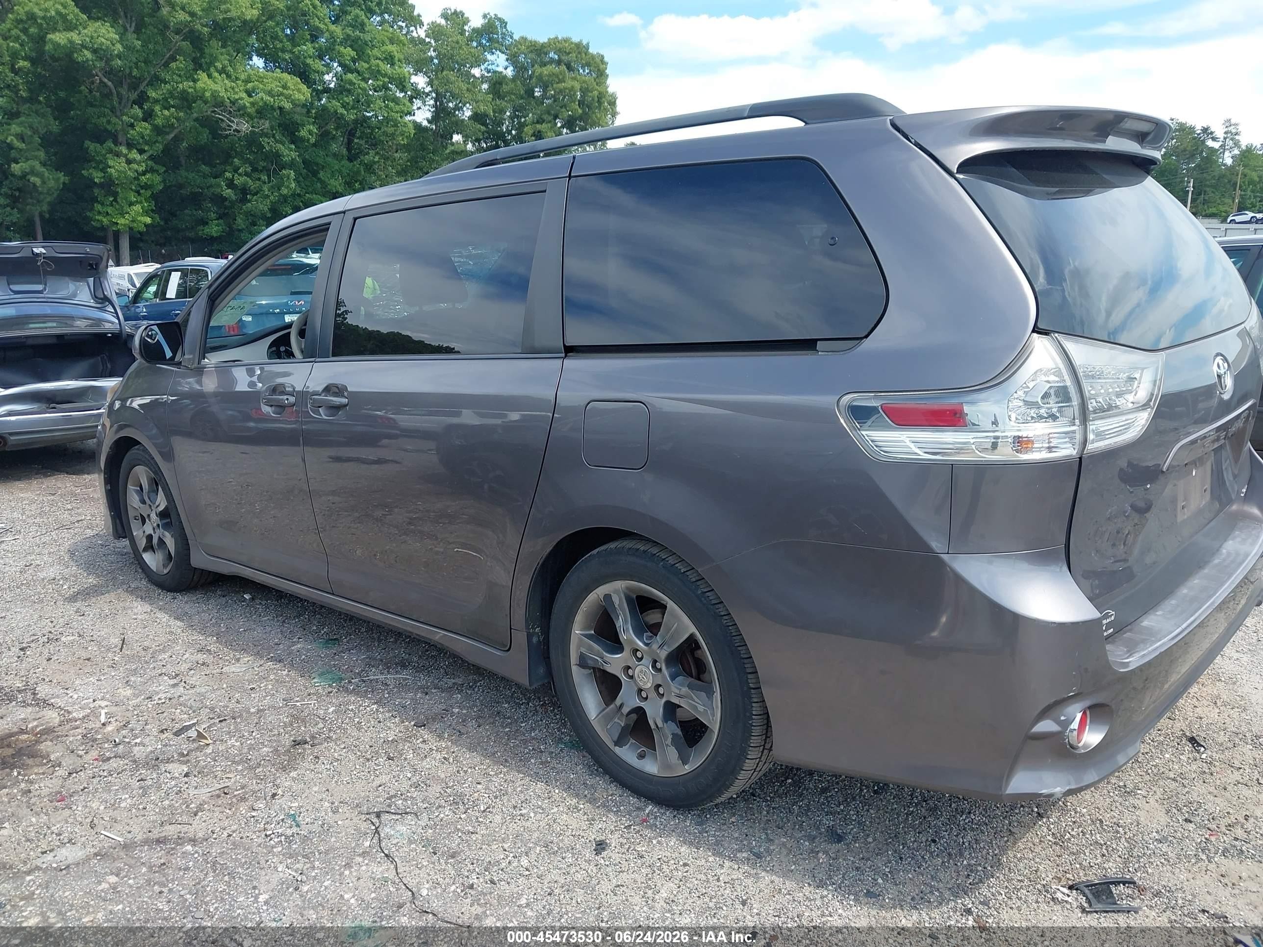 2011 Toyota Sienna Se Gray vin: 5TDXK3DC2BS076155
