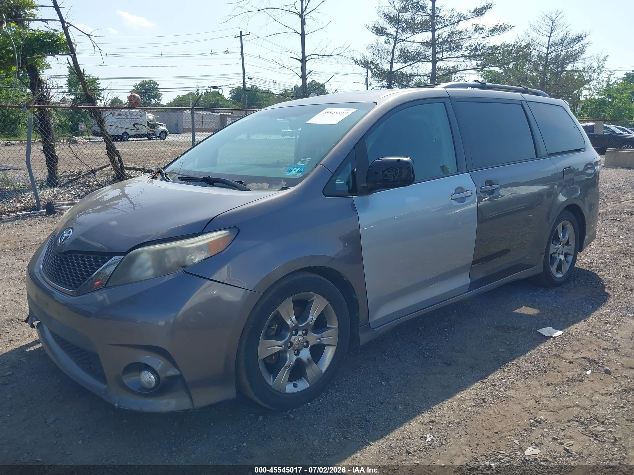 2011 Toyota Sienna Se Серый vin: 5TDXK3DC2BS165031
