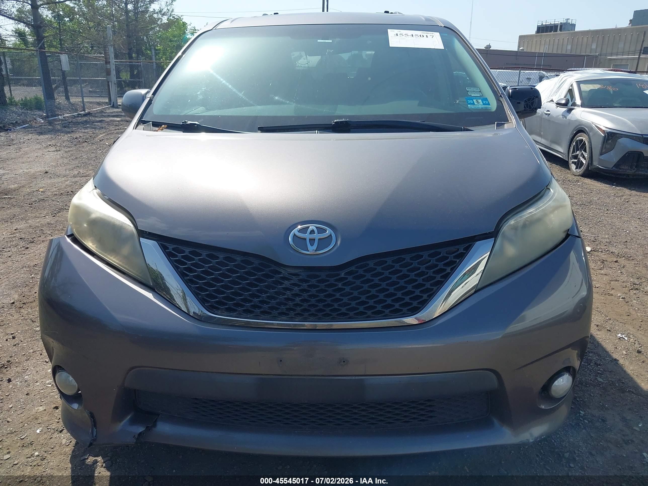 2011 Toyota Sienna Se Серый vin: 5TDXK3DC2BS165031