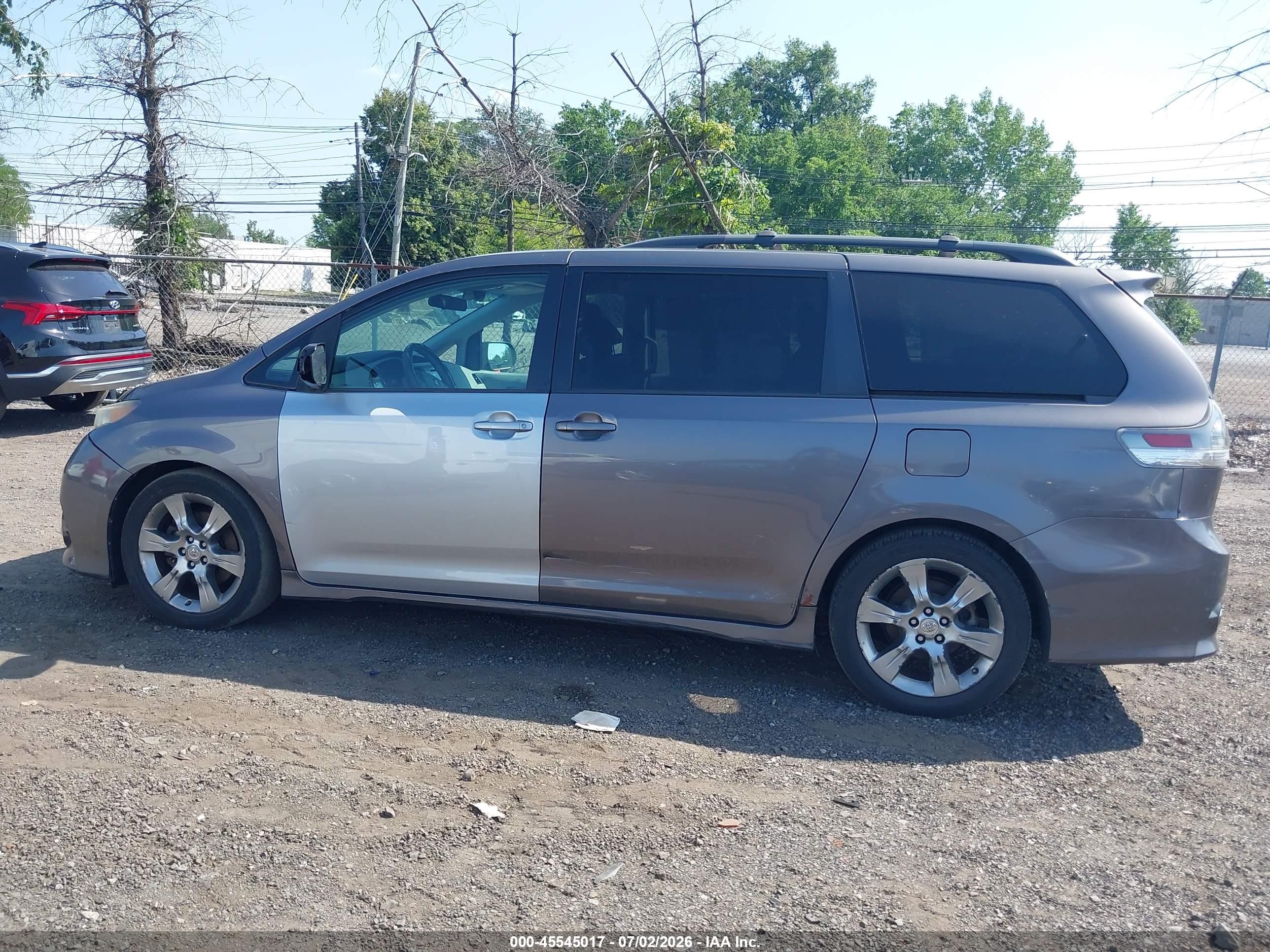 2011 Toyota Sienna Se Серый vin: 5TDXK3DC2BS165031