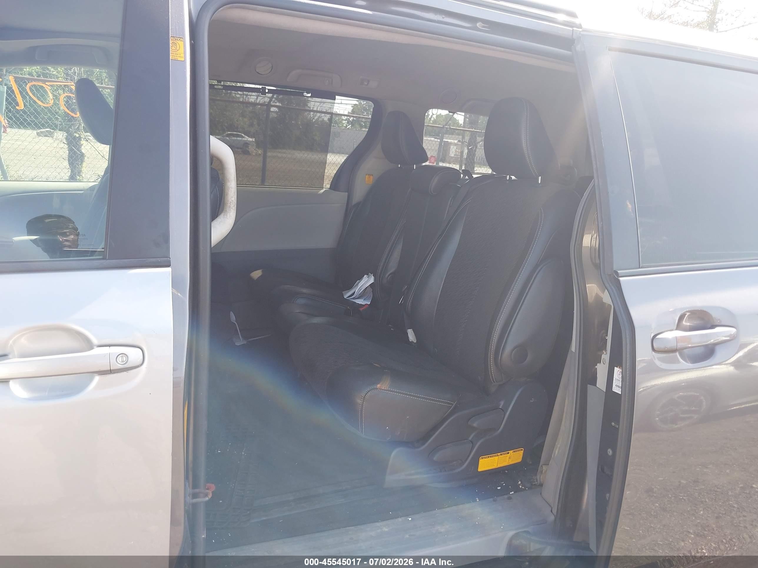 2011 Toyota Sienna Se Серый vin: 5TDXK3DC2BS165031