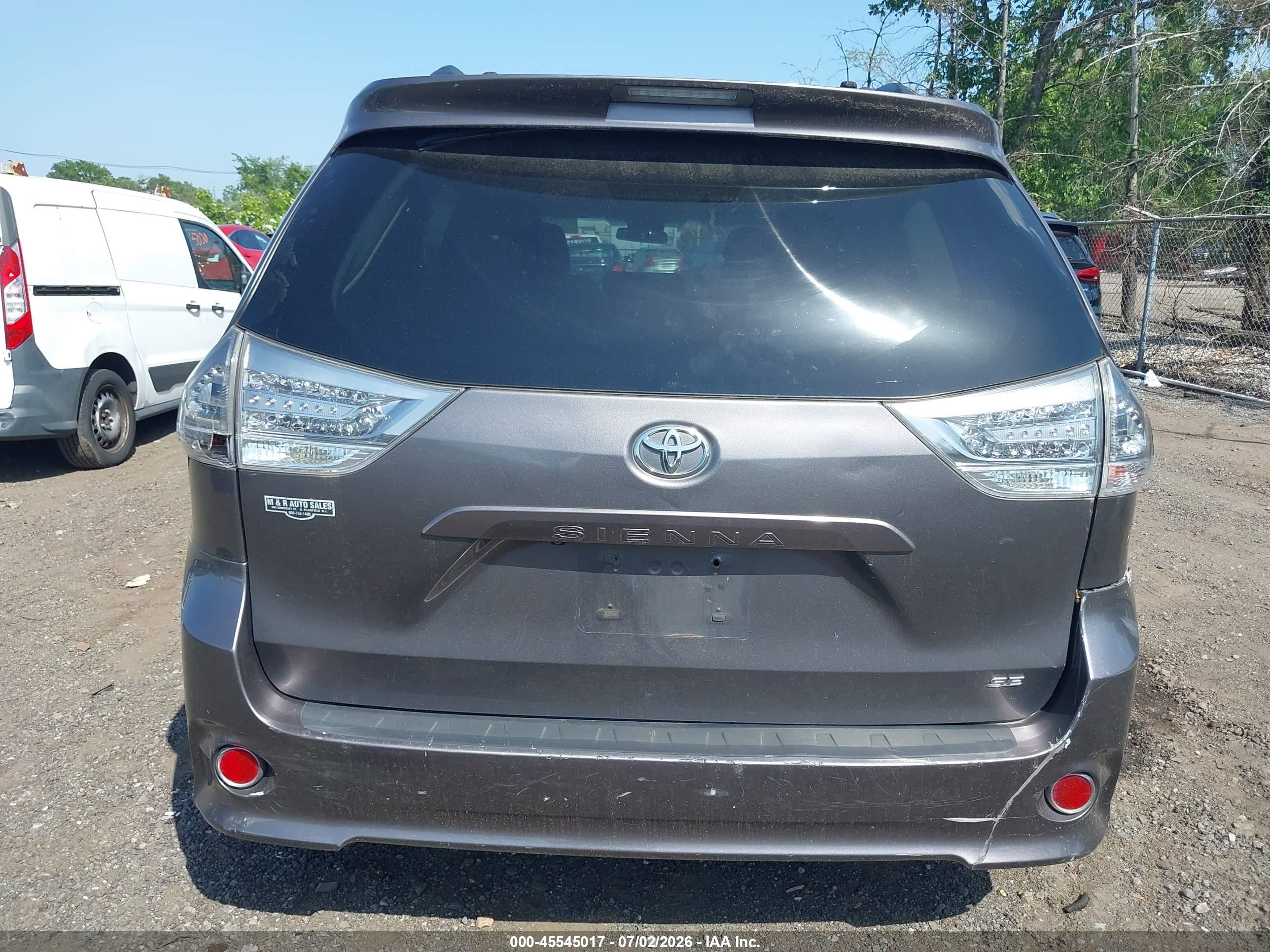 2011 Toyota Sienna Se Серый vin: 5TDXK3DC2BS165031