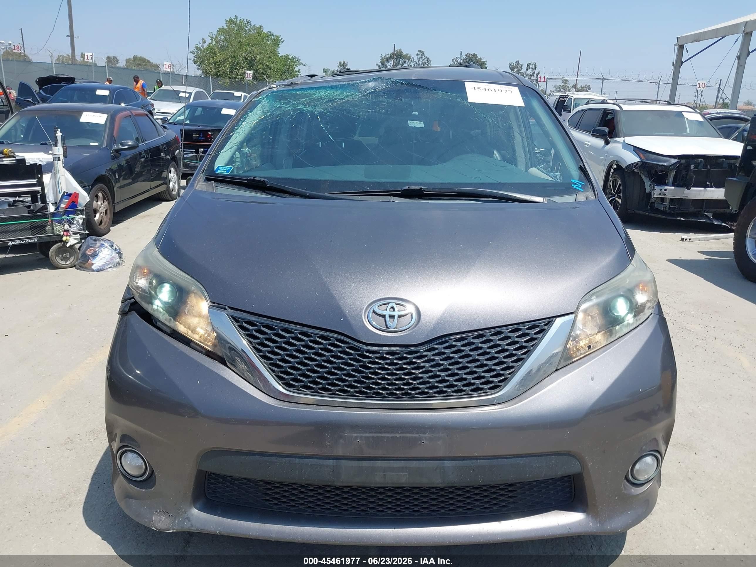 2012 Toyota Sienna Se 8 Passenger Gray vin: 5TDXK3DC2CS276888