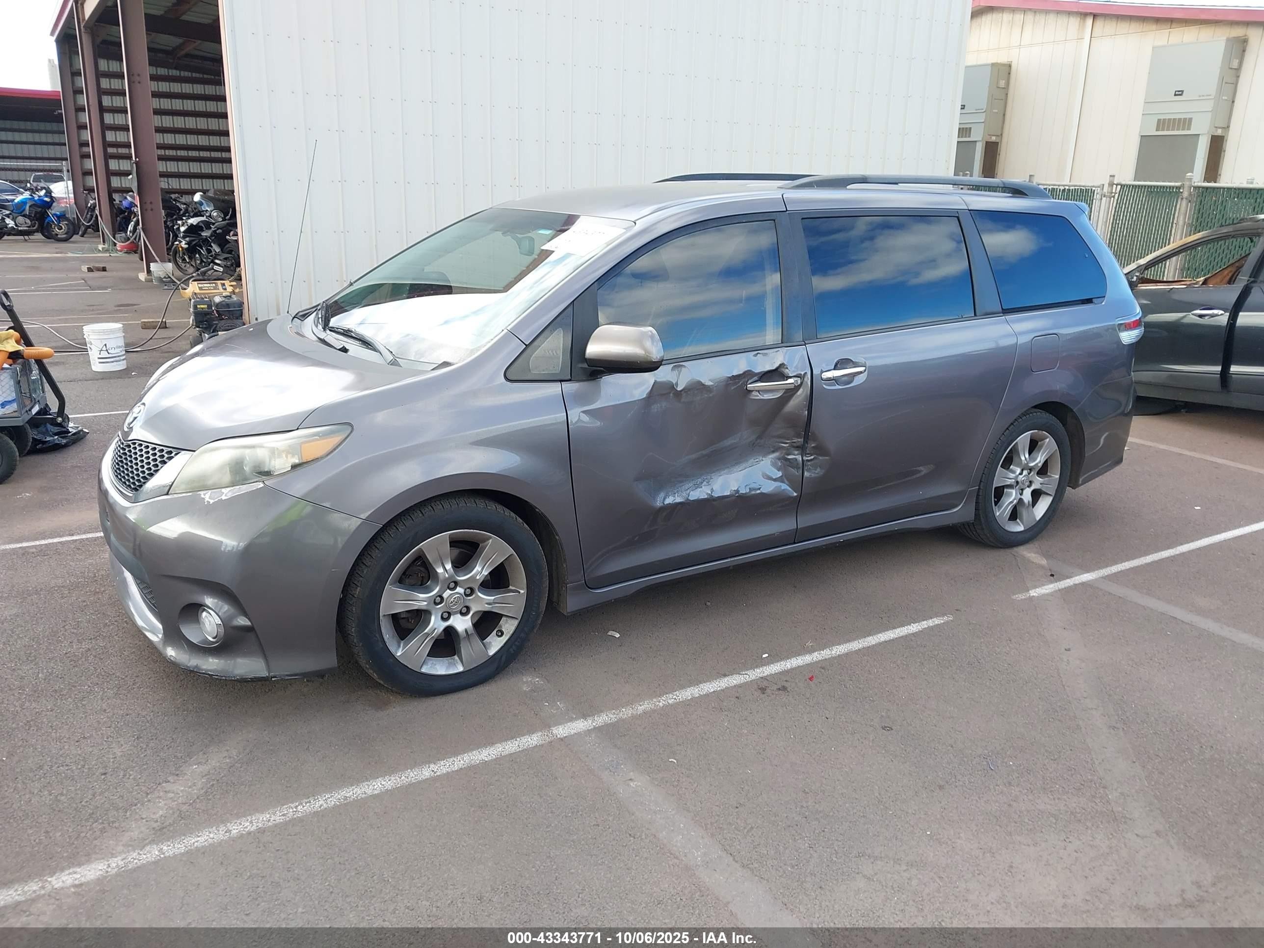 2013 Toyota Sienna Se 8 Passenger Gray vin: 5TDXK3DC2DS282935