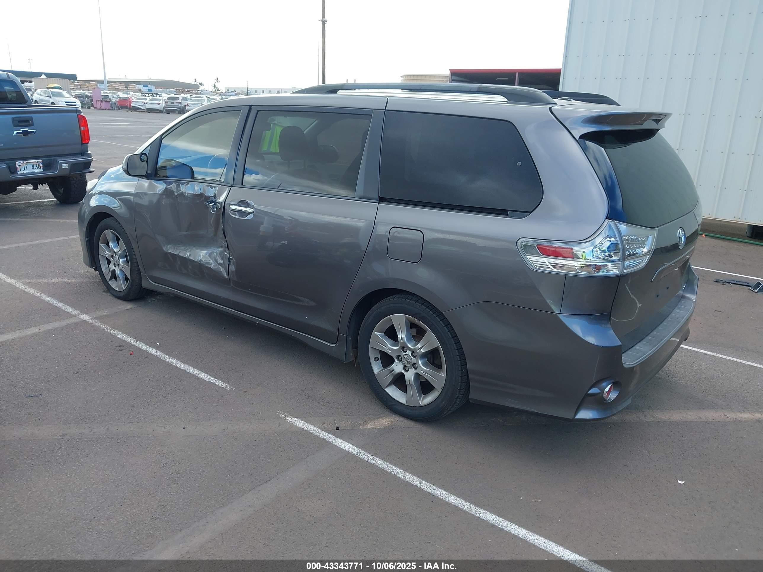 2013 Toyota Sienna Se 8 Passenger Gray vin: 5TDXK3DC2DS282935