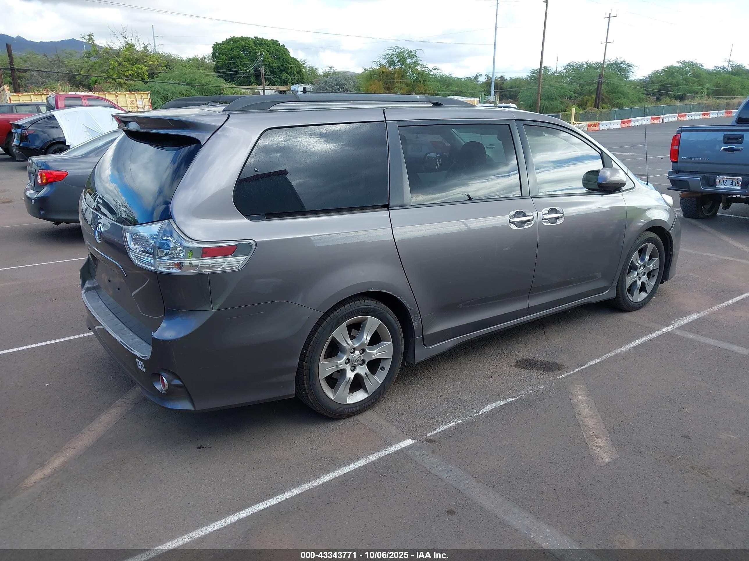 2013 Toyota Sienna Se 8 Passenger Gray vin: 5TDXK3DC2DS282935