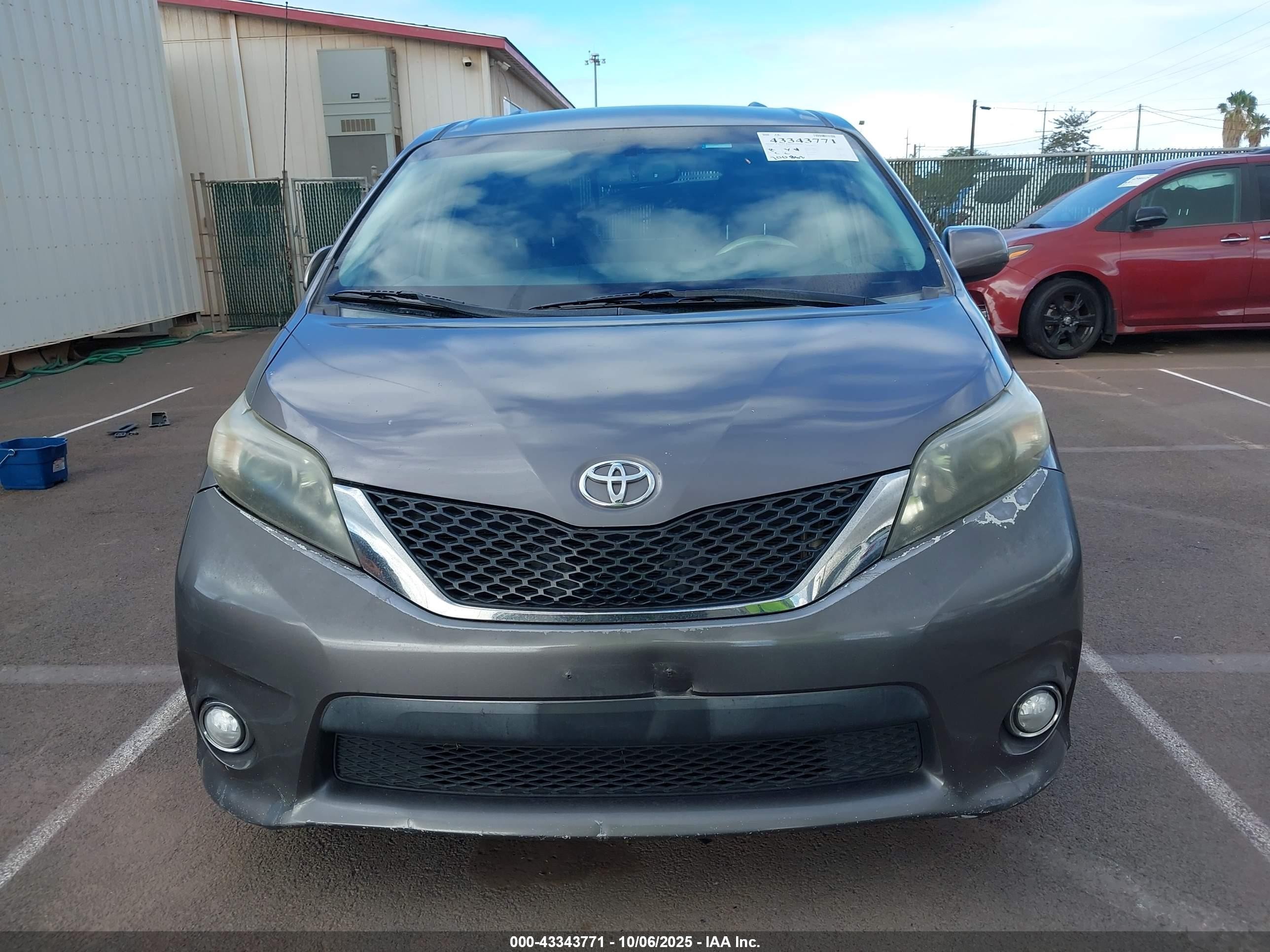 2013 Toyota Sienna Se 8 Passenger Gray vin: 5TDXK3DC2DS282935