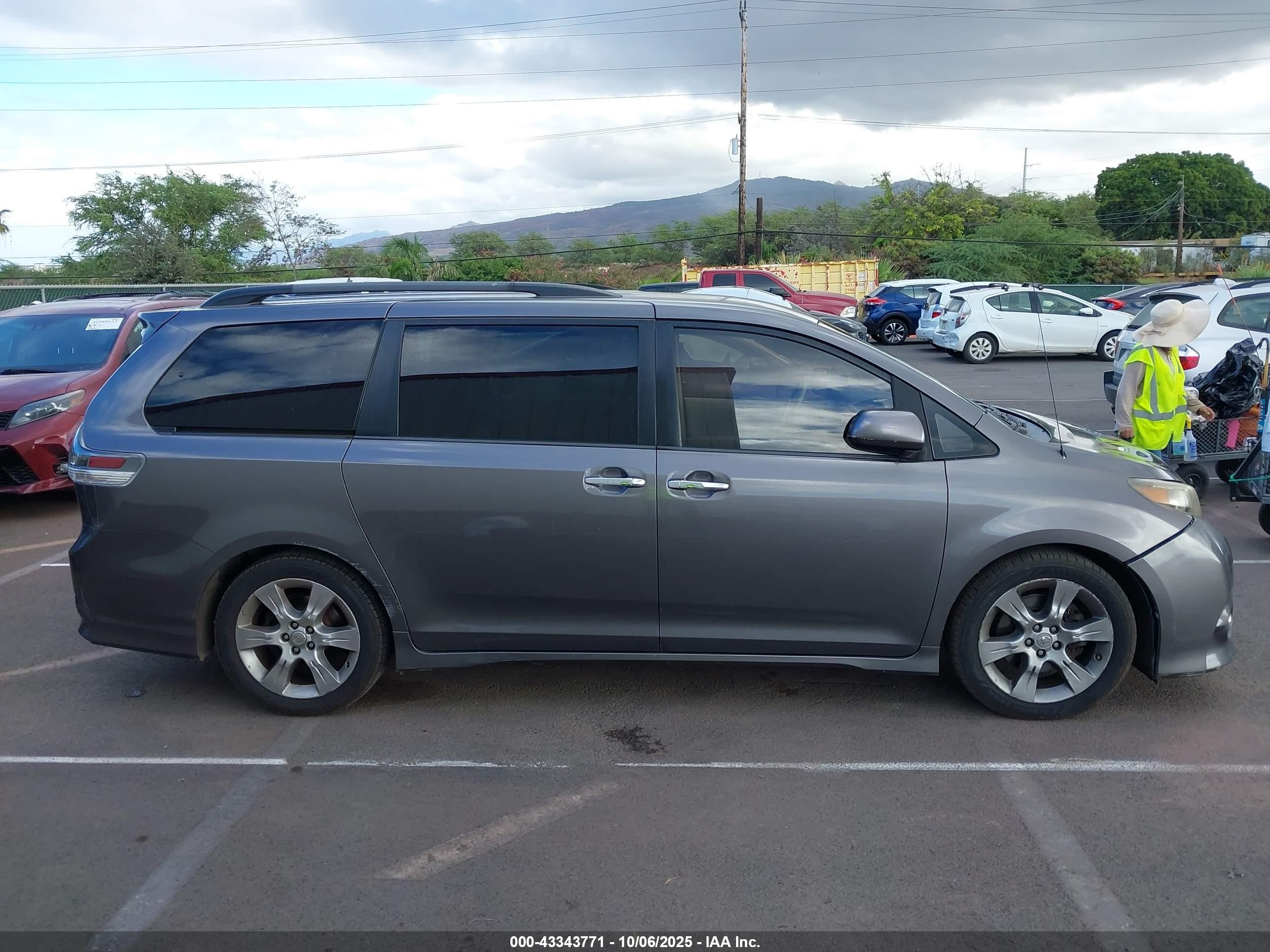 2013 Toyota Sienna Se 8 Passenger Gray vin: 5TDXK3DC2DS282935