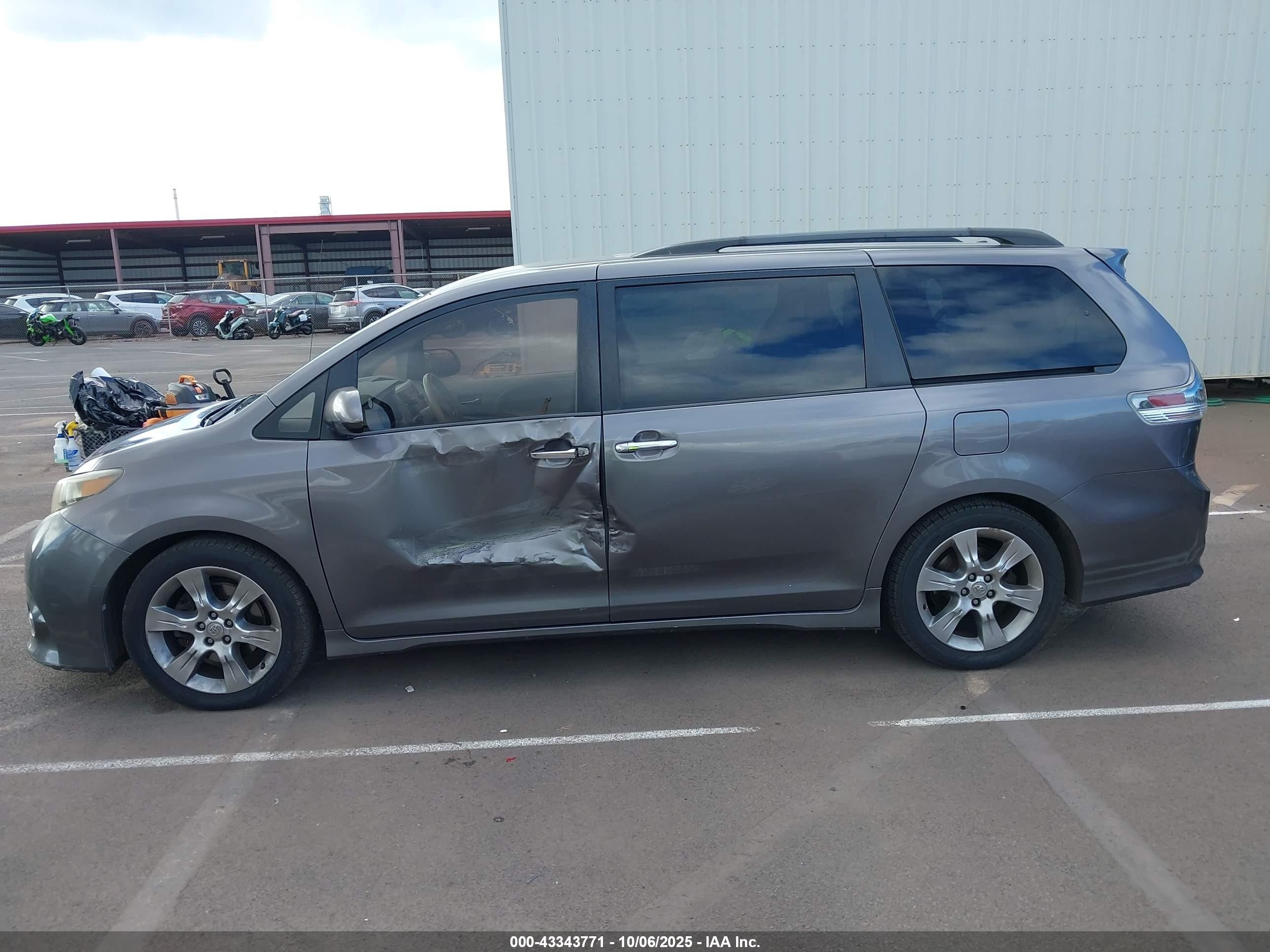 2013 Toyota Sienna Se 8 Passenger Gray vin: 5TDXK3DC2DS282935