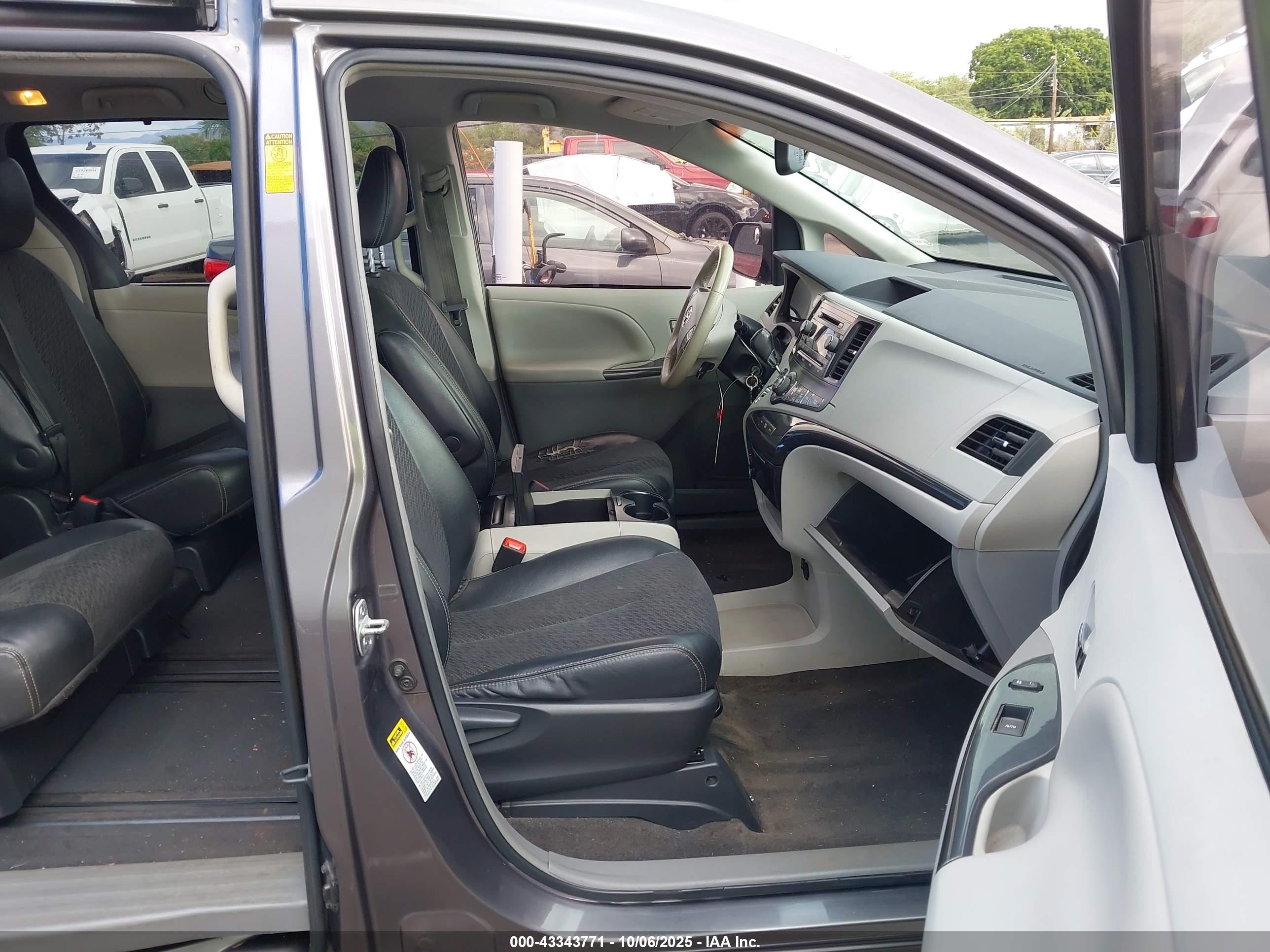 2013 Toyota Sienna Se 8 Passenger Gray vin: 5TDXK3DC2DS282935