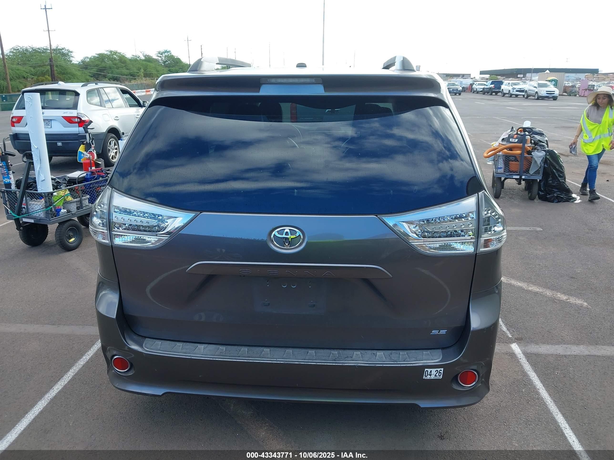 2013 Toyota Sienna Se 8 Passenger Gray vin: 5TDXK3DC2DS282935
