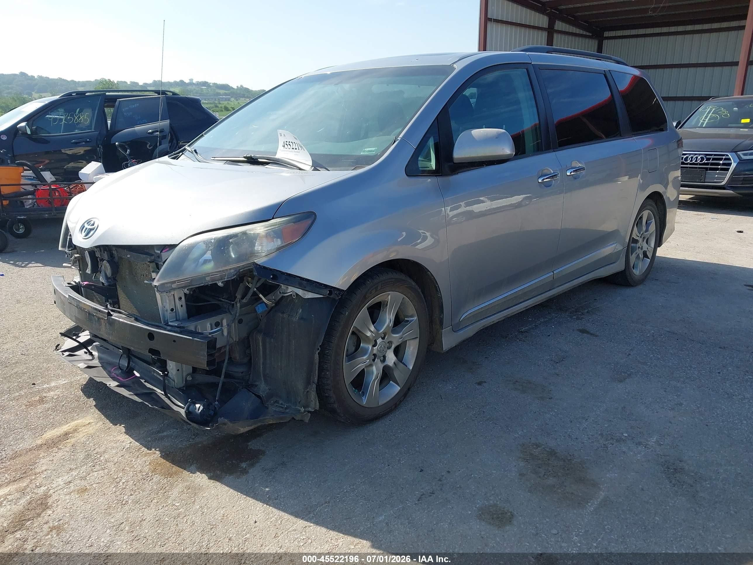 2013 Toyota Sienna Se 8 Passenger Silver vin: 5TDXK3DC2DS318266