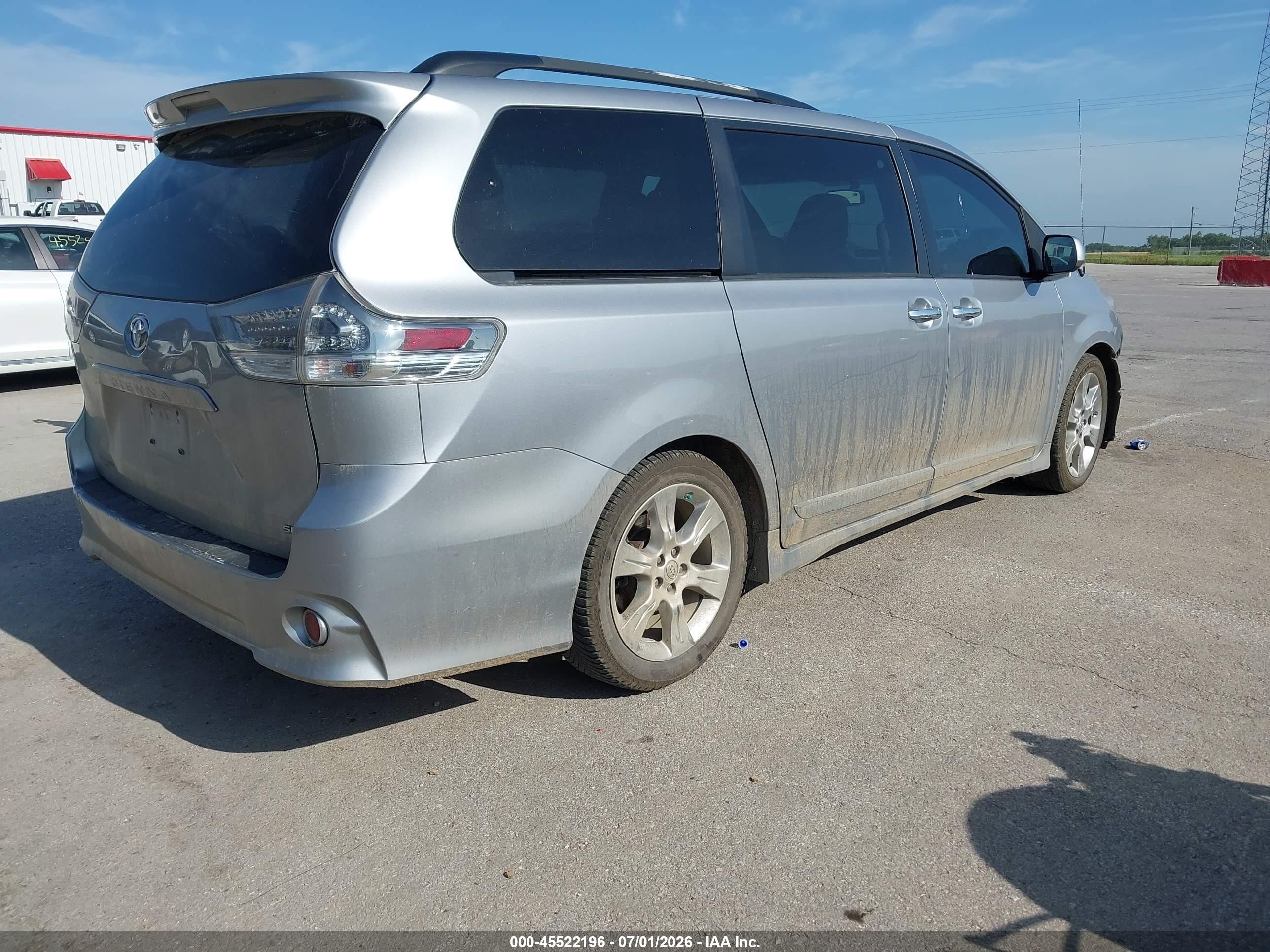 2013 Toyota Sienna Se 8 Passenger Silver vin: 5TDXK3DC2DS318266