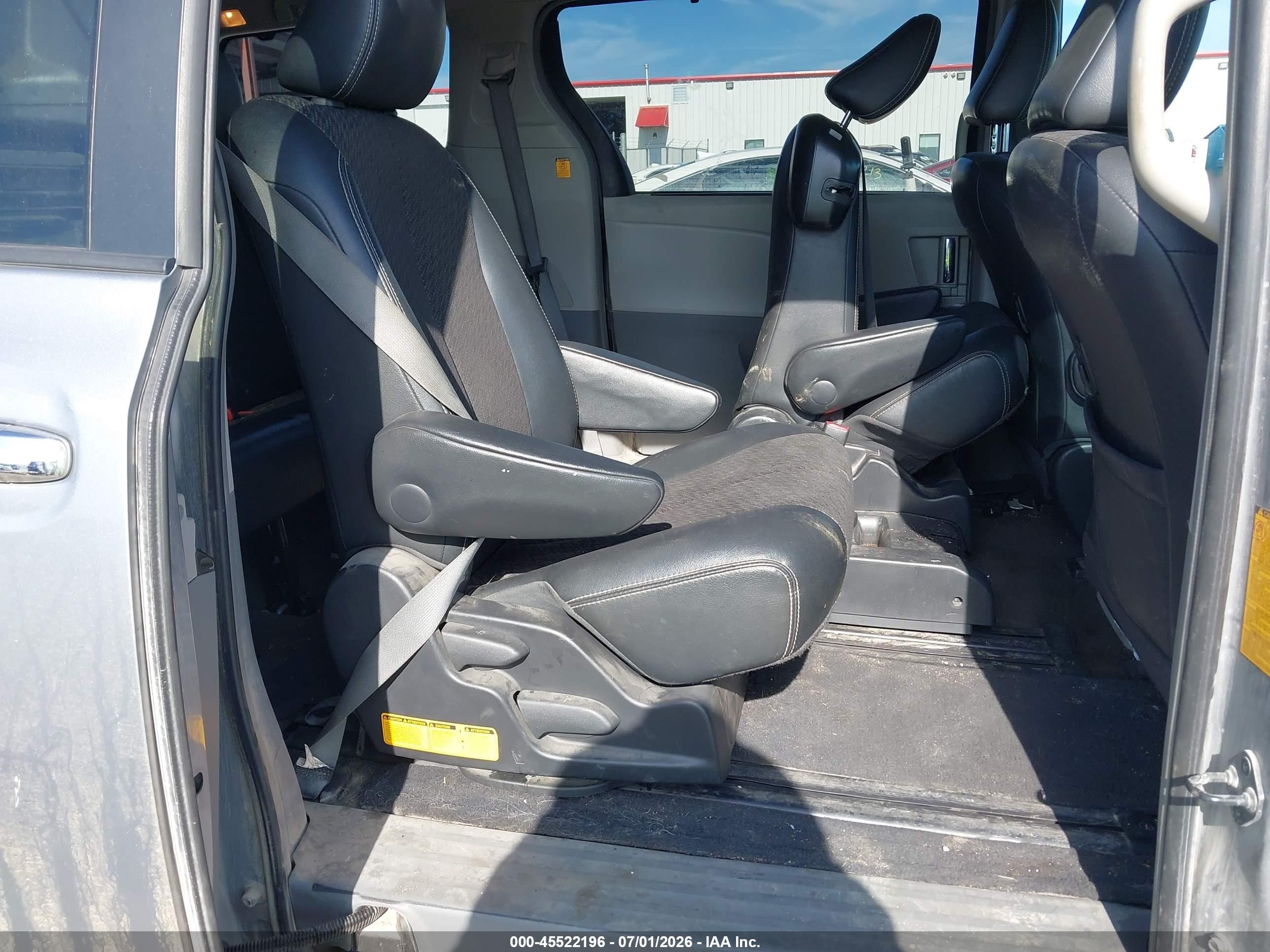 2013 Toyota Sienna Se 8 Passenger Silver vin: 5TDXK3DC2DS318266