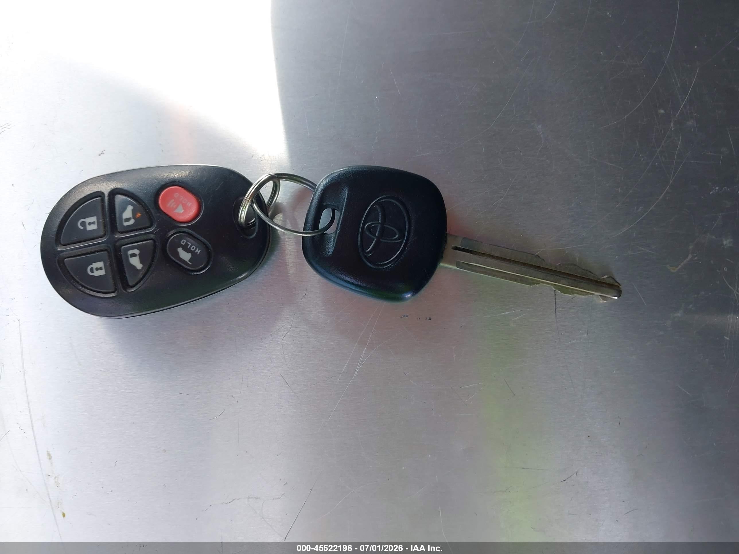 2013 Toyota Sienna Se 8 Passenger Silver vin: 5TDXK3DC2DS318266