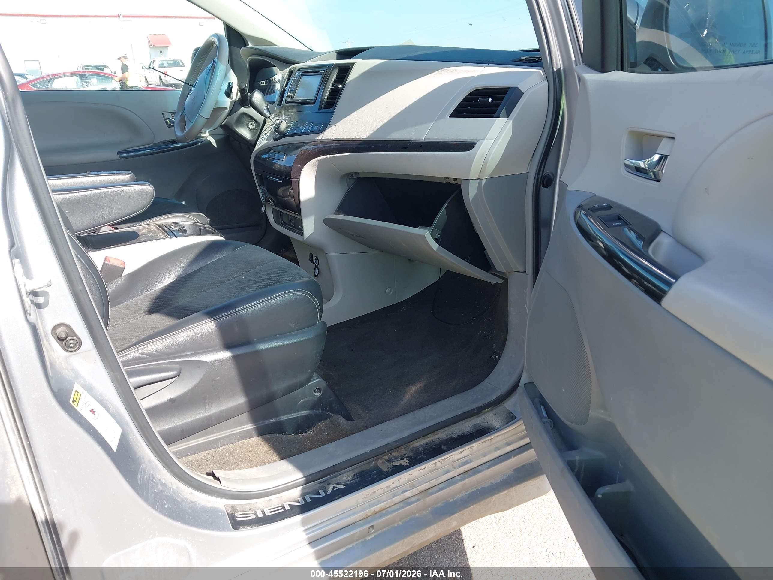 2013 Toyota Sienna Se 8 Passenger Silver vin: 5TDXK3DC2DS318266