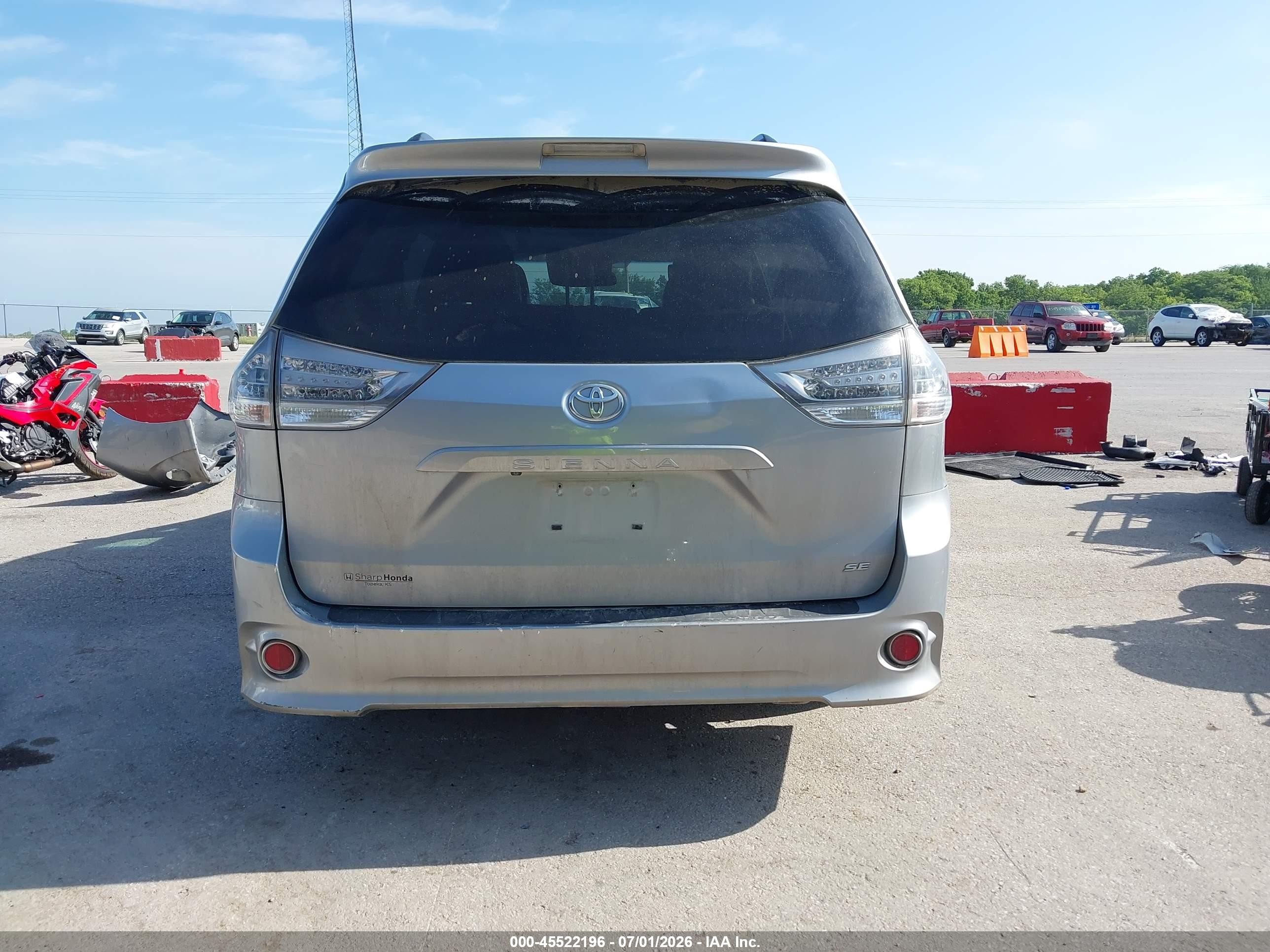 2013 Toyota Sienna Se 8 Passenger Silver vin: 5TDXK3DC2DS318266