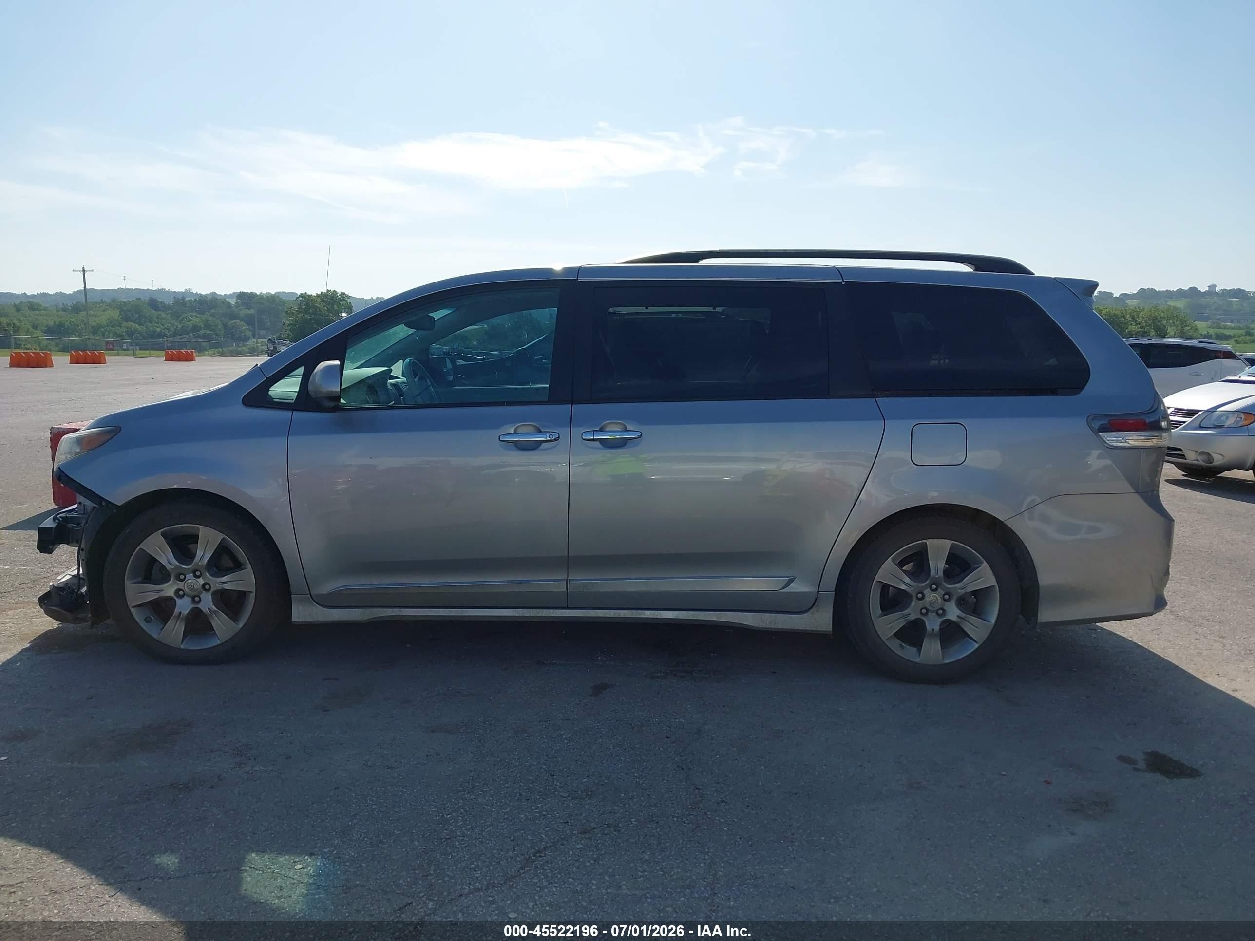 2013 Toyota Sienna Se 8 Passenger Silver vin: 5TDXK3DC2DS318266