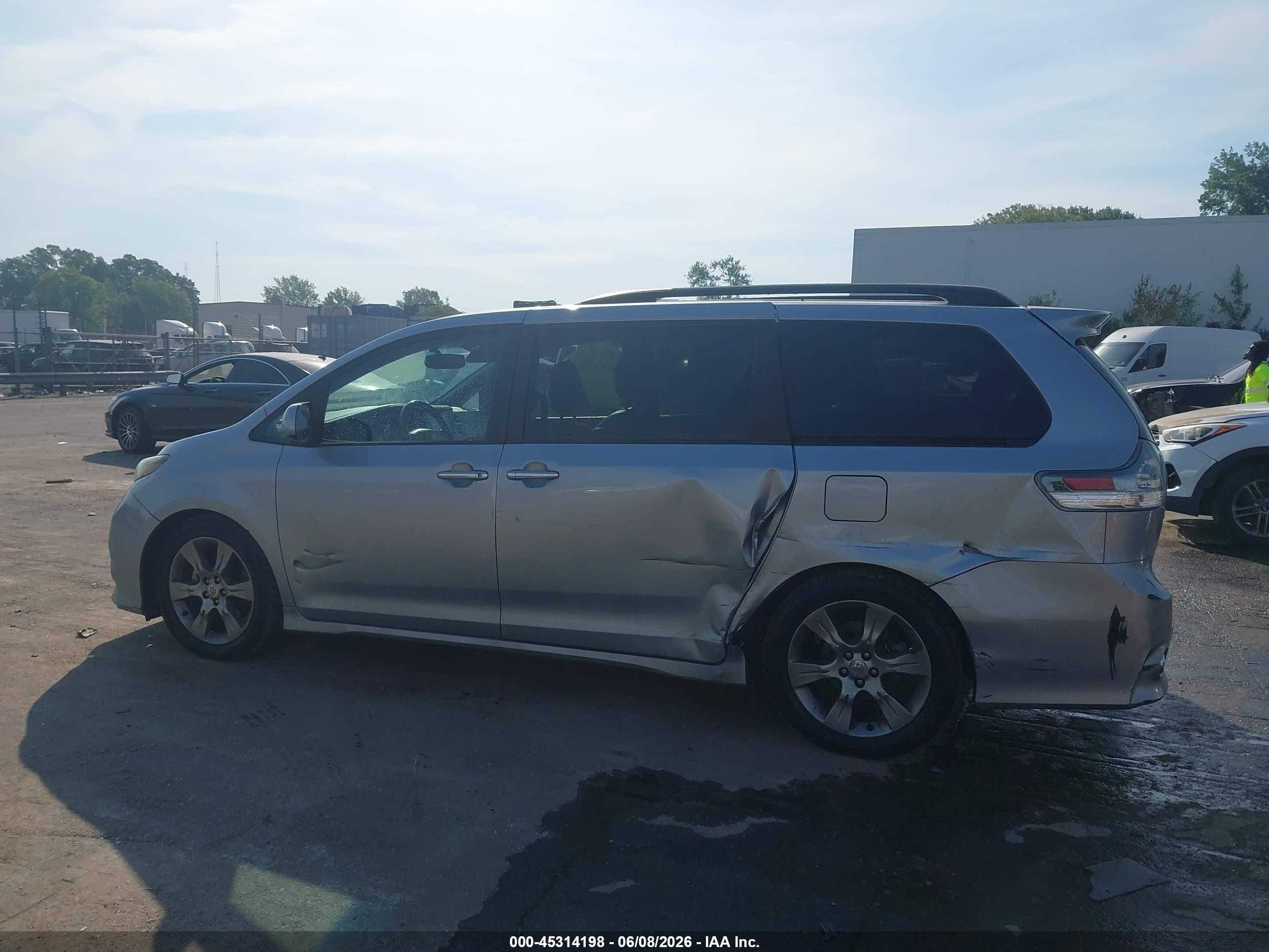 2015 Toyota Sienna Se 8 Passenger Silver vin: 5TDXK3DC2FS529079