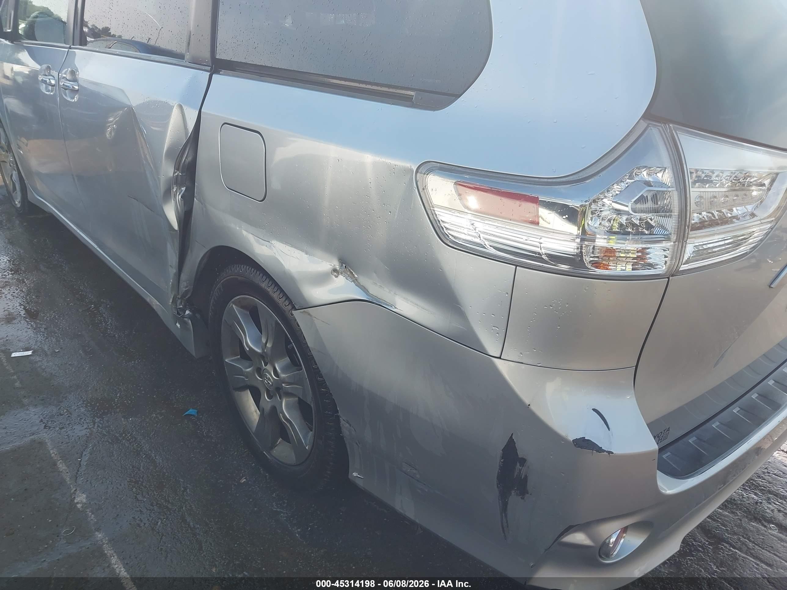 2015 Toyota Sienna Se 8 Passenger Silver vin: 5TDXK3DC2FS529079