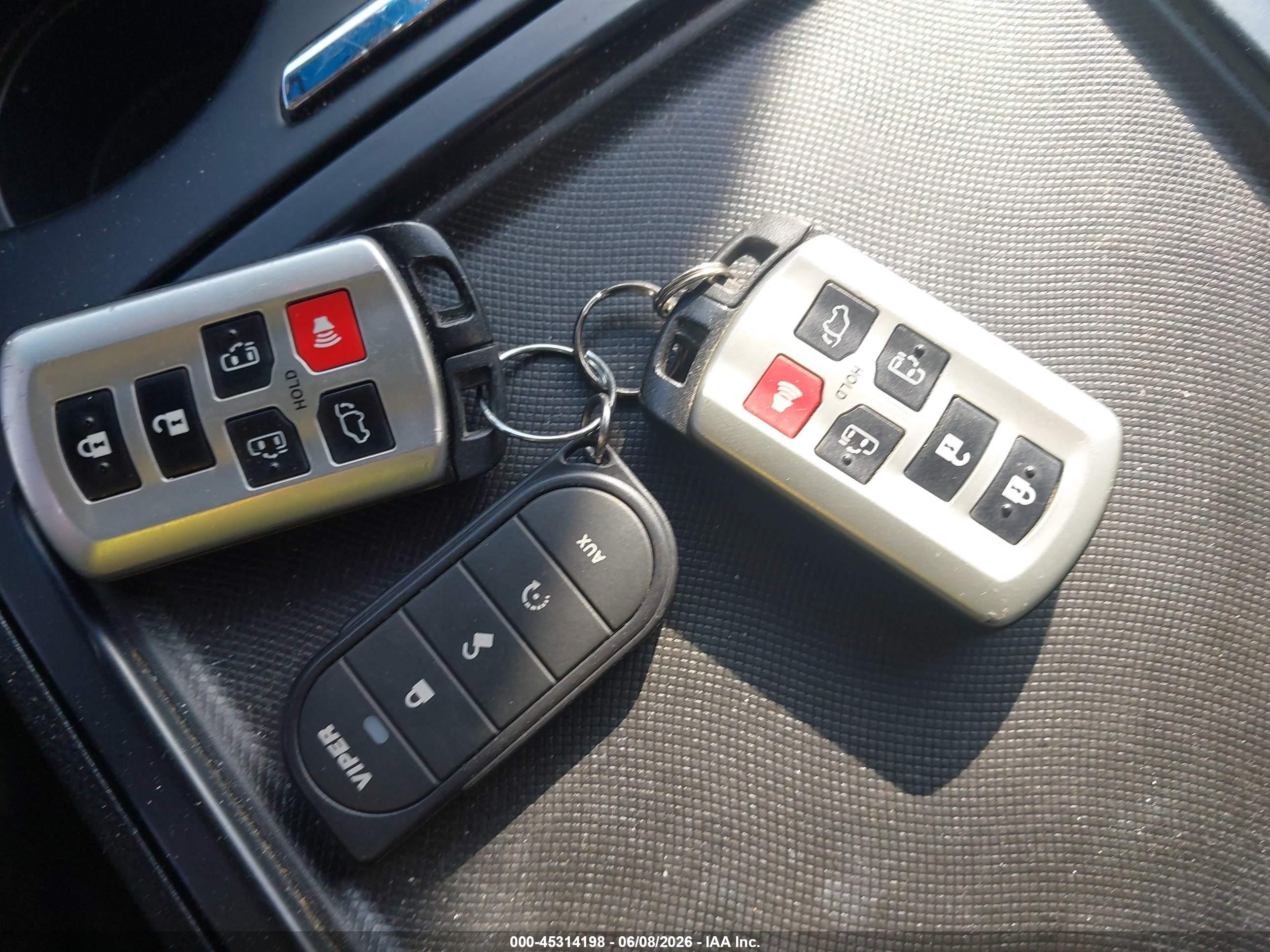2015 Toyota Sienna Se 8 Passenger Silver vin: 5TDXK3DC2FS529079