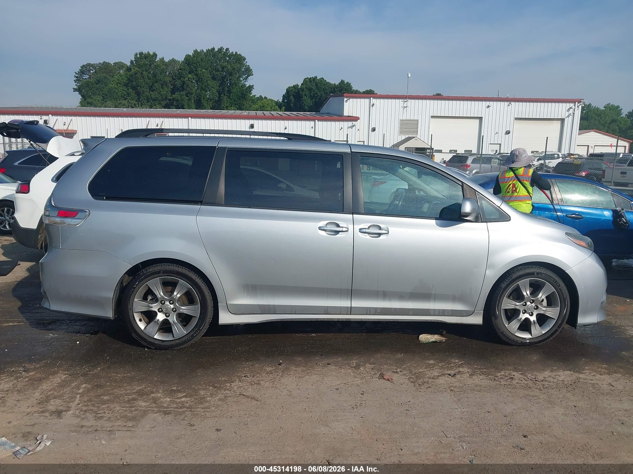 2015 Toyota Sienna Se 8 Passenger Silver vin: 5TDXK3DC2FS529079