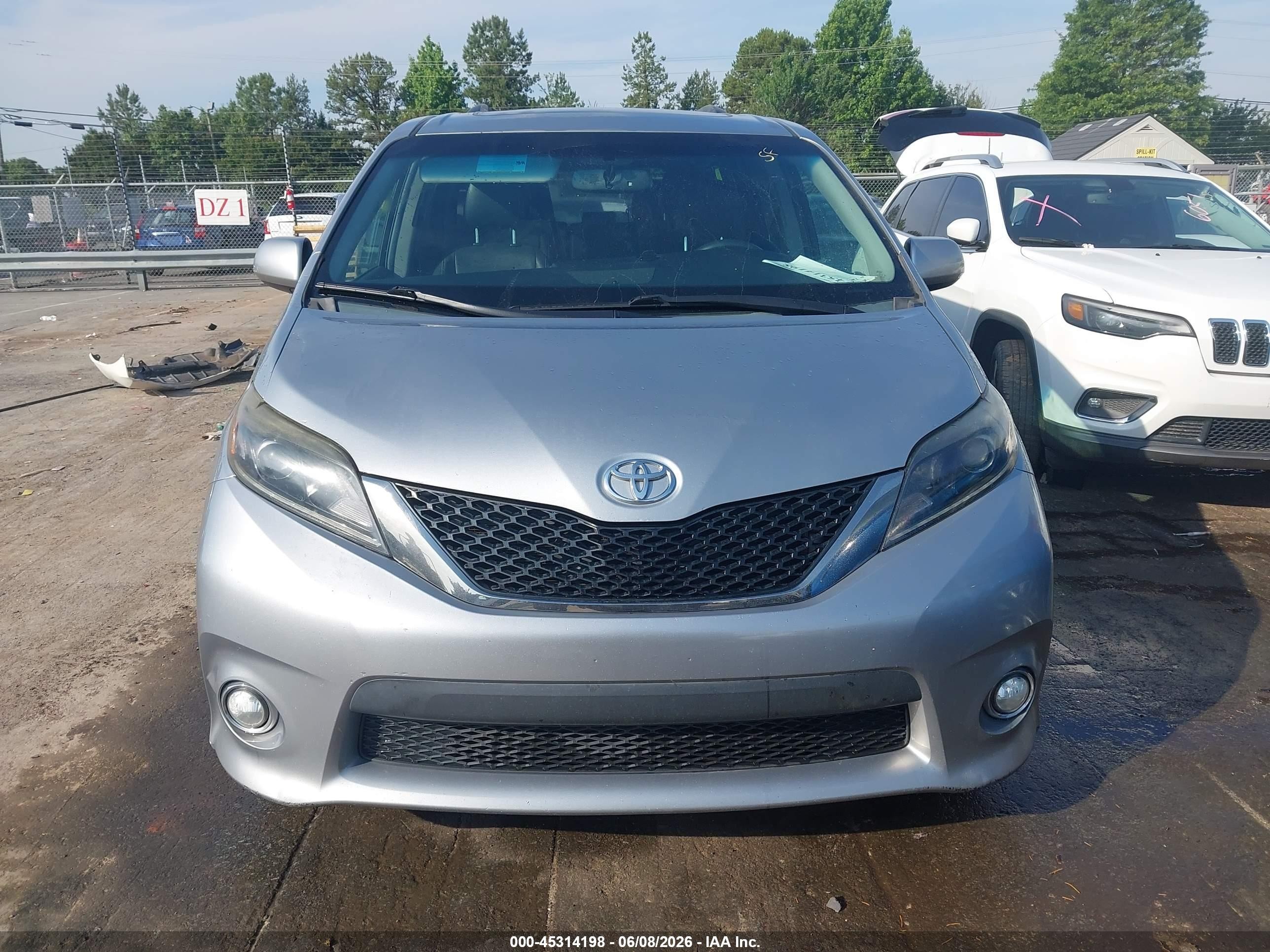 2015 Toyota Sienna Se 8 Passenger Silver vin: 5TDXK3DC2FS529079