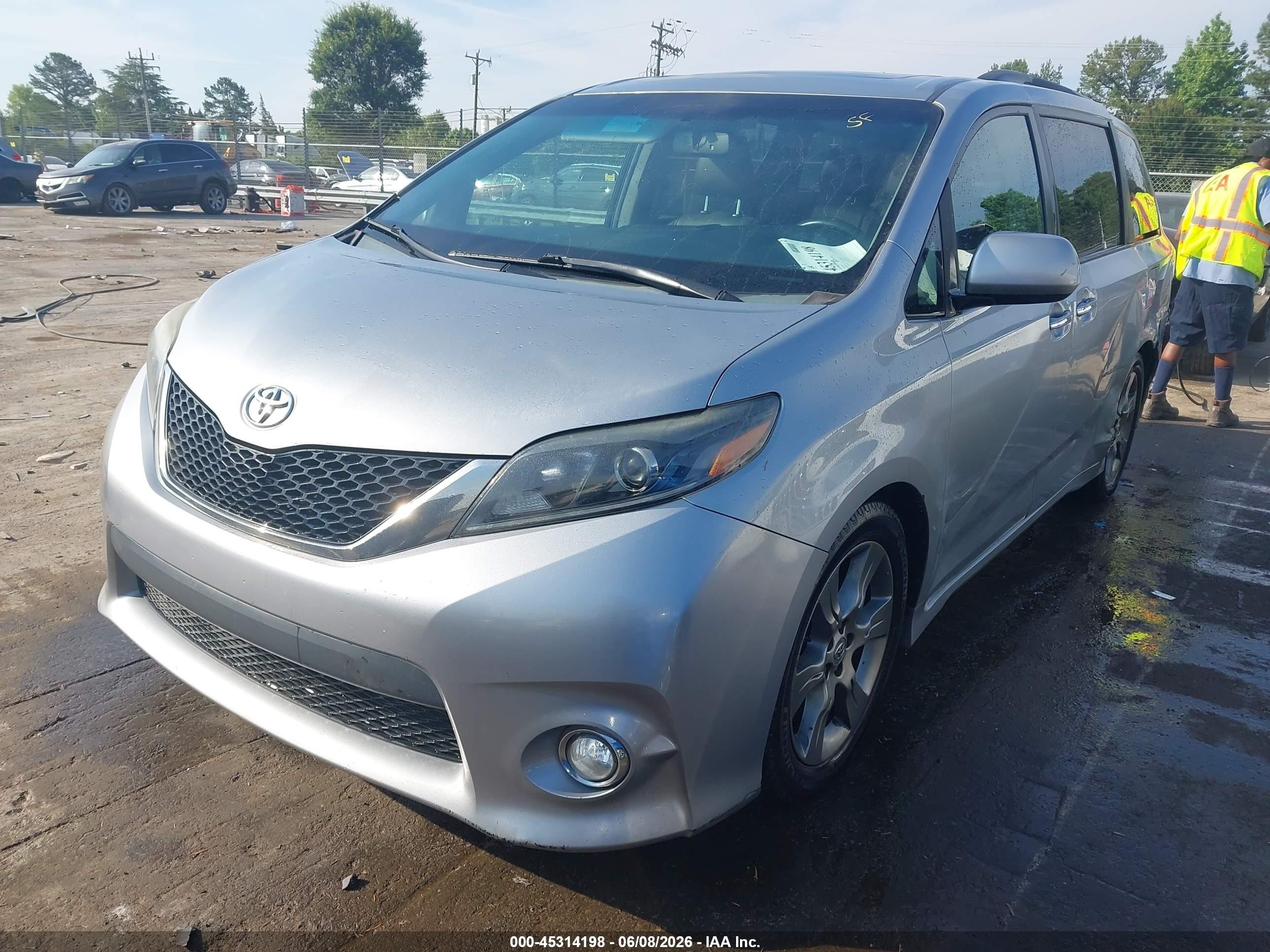 2015 Toyota Sienna Se 8 Passenger Silver vin: 5TDXK3DC2FS529079