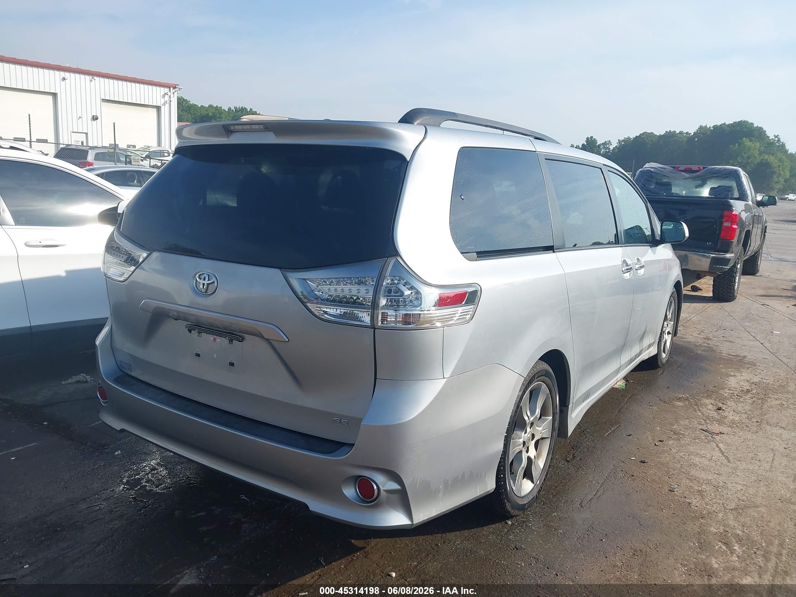 2015 Toyota Sienna Se 8 Passenger Silver vin: 5TDXK3DC2FS529079