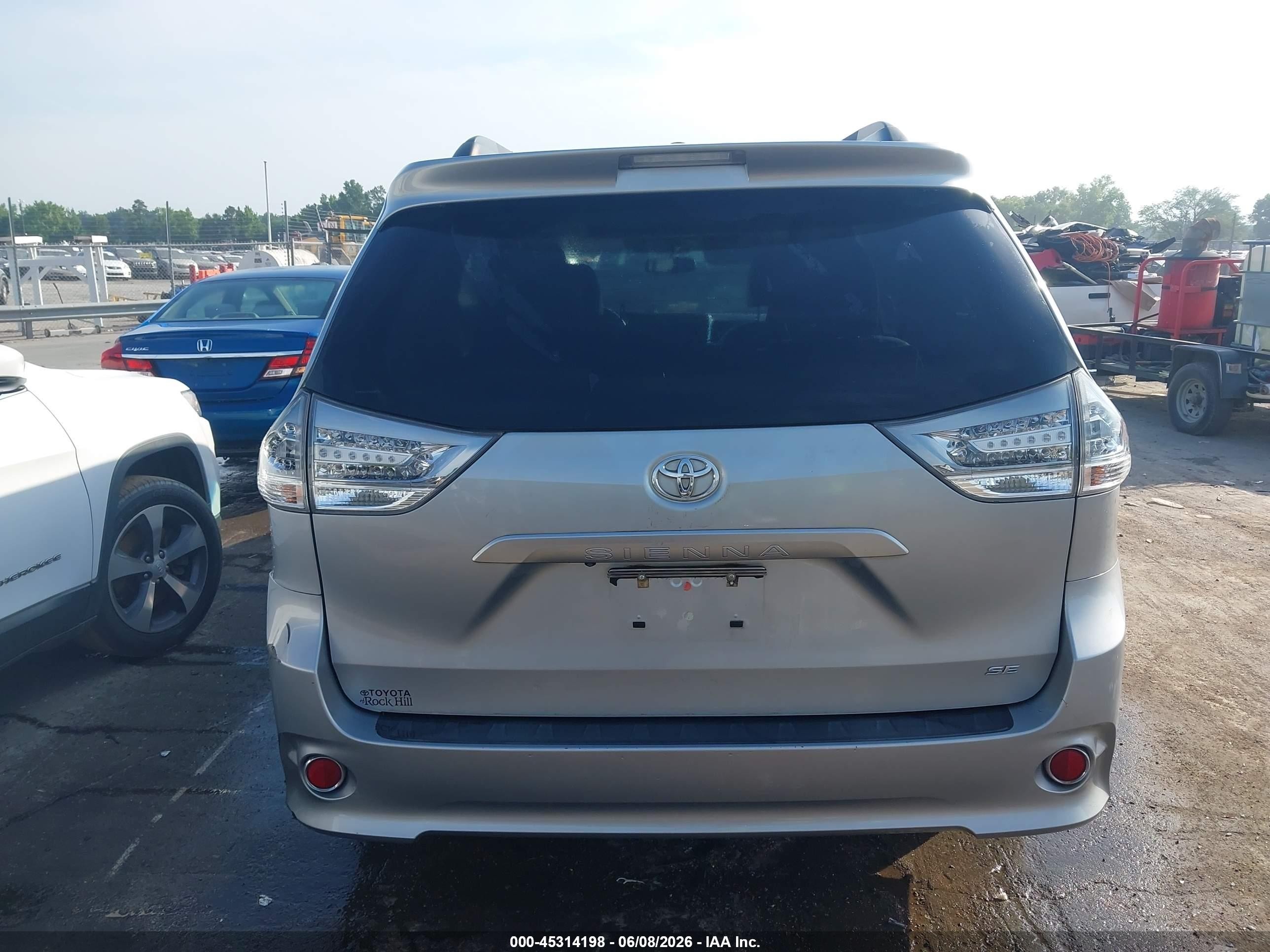2015 Toyota Sienna Se 8 Passenger Silver vin: 5TDXK3DC2FS529079