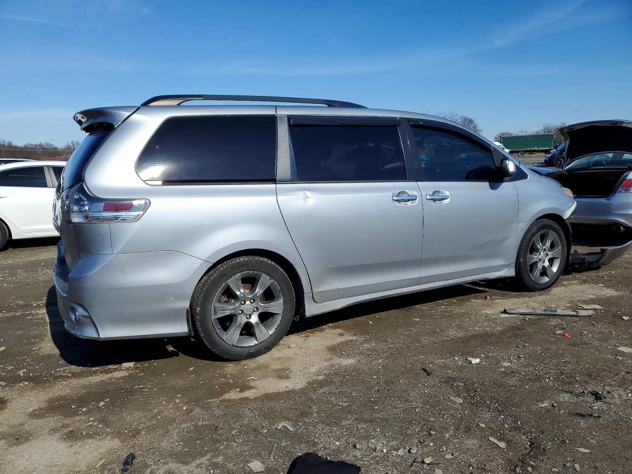 2015 Toyota Sienna Se 8-passenger Silver vin: 5TDXK3DC2FS542205