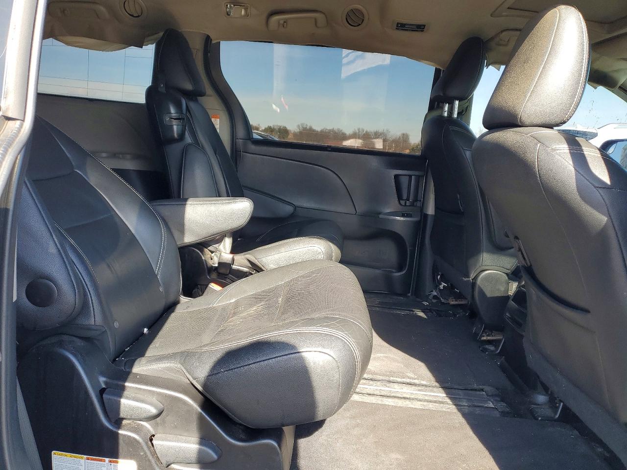 2015 Toyota Sienna Se 8-passenger Silver vin: 5TDXK3DC2FS542205