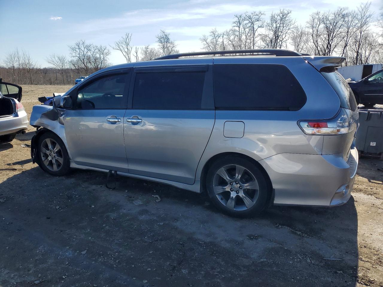 2015 Toyota Sienna Se 8-passenger Silver vin: 5TDXK3DC2FS542205
