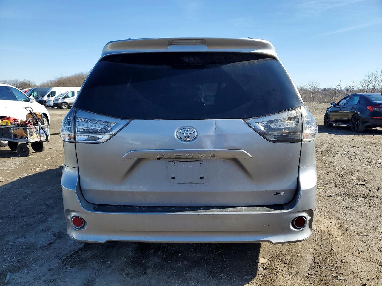 2015 Toyota Sienna Se 8-passenger Silver vin: 5TDXK3DC2FS542205