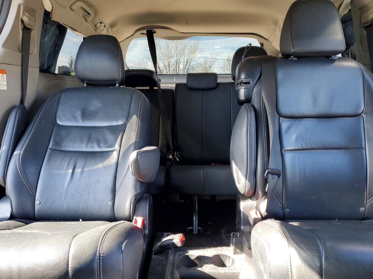 2015 Toyota Sienna Se 8-passenger Silver vin: 5TDXK3DC2FS542205