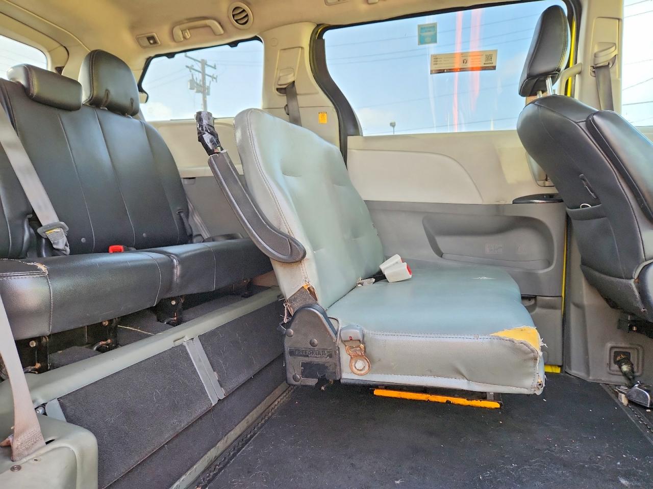 2011 Toyota Sienna Sport Yellow vin: 5TDXK3DC3BS083597