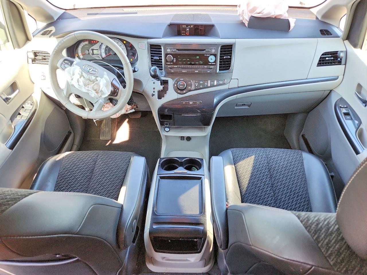 2011 Toyota Sienna Sport Серебряный vin: 5TDXK3DC3BS119885