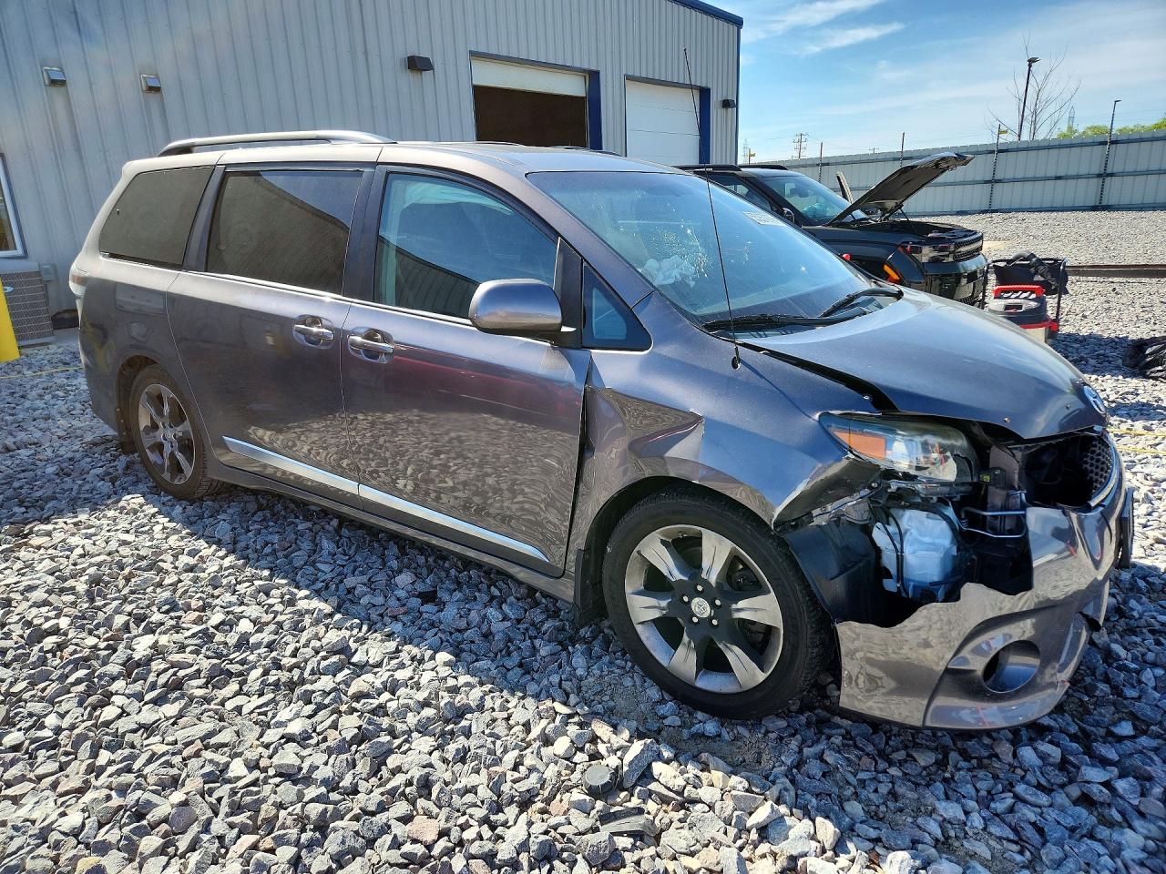 2011 Toyota Sienna Sport Серебряный vin: 5TDXK3DC3BS119885