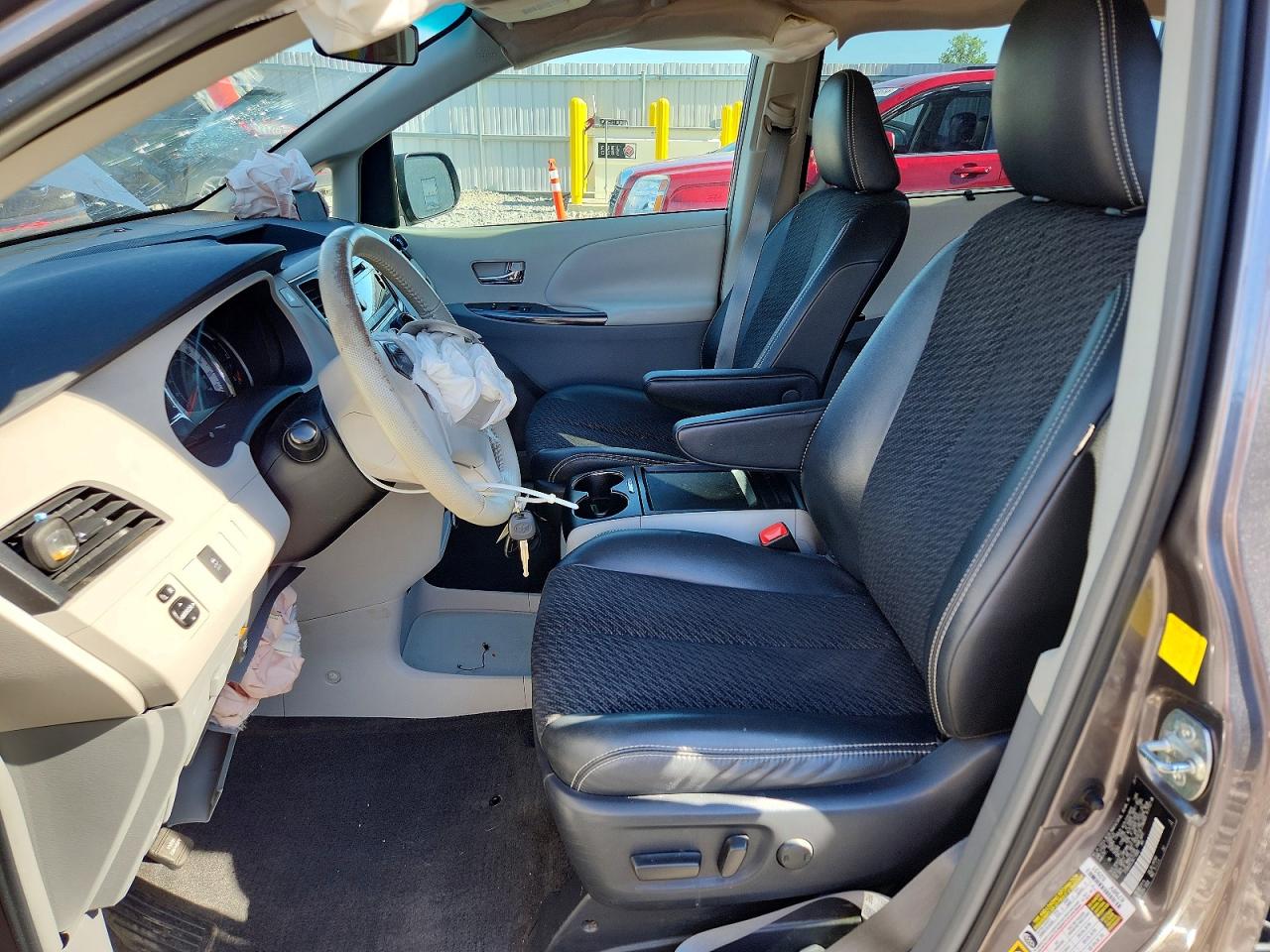 2011 Toyota Sienna Sport Серебряный vin: 5TDXK3DC3BS119885