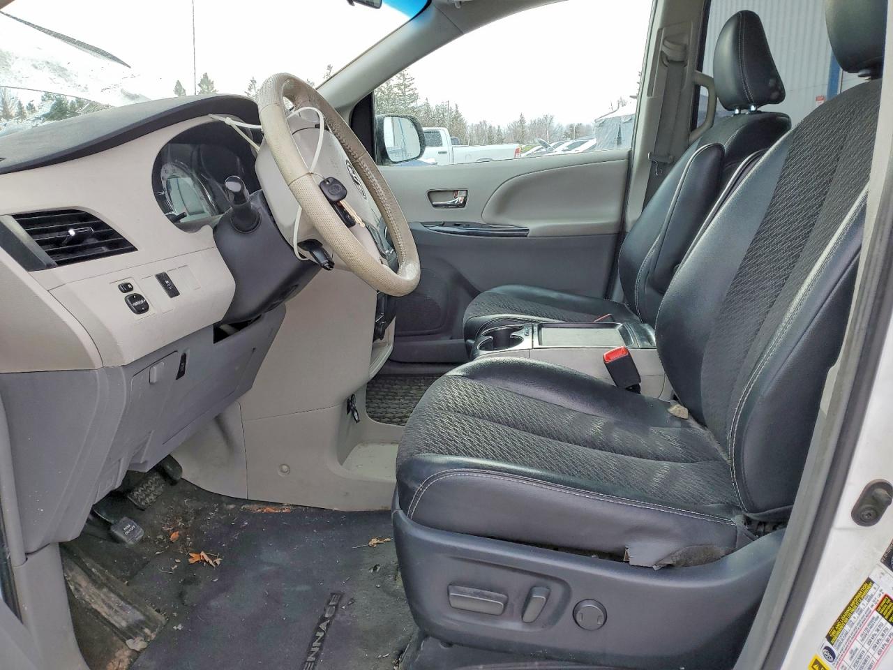 2011 Toyota Sienna Sport White vin: 5TDXK3DC3BS175194