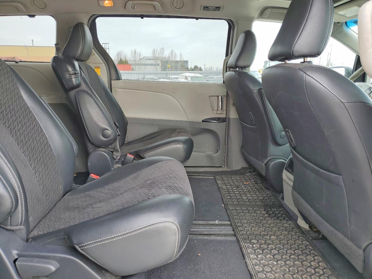2011 Toyota Sienna Sport White vin: 5TDXK3DC3BS175194