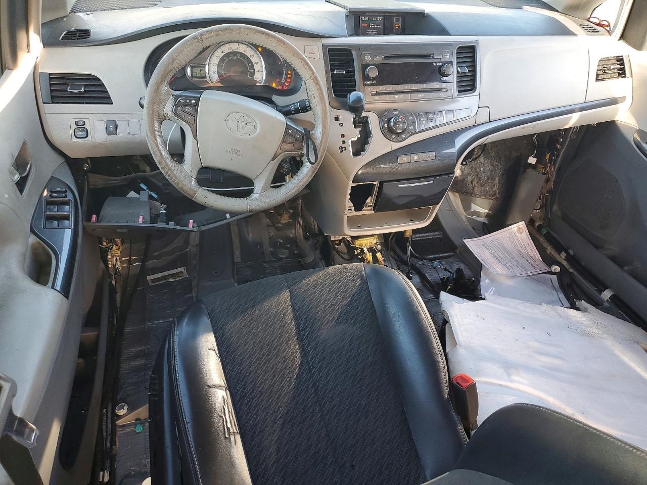 2013 Toyota Sienna Sport Silver vin: 5TDXK3DC3DS289618
