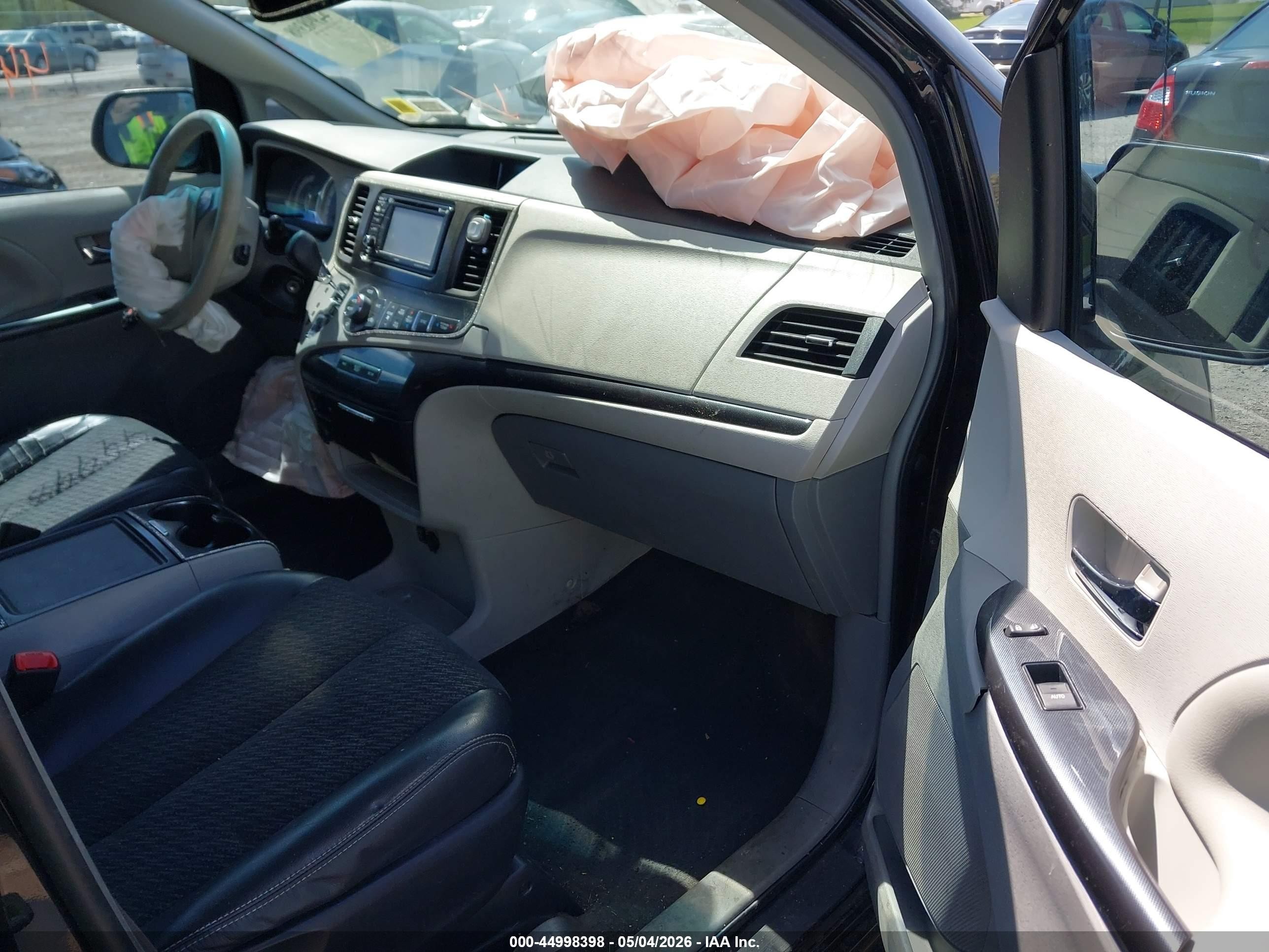 2013 Toyota Sienna Se 8 Passenger Black vin: 5TDXK3DC3DS323590