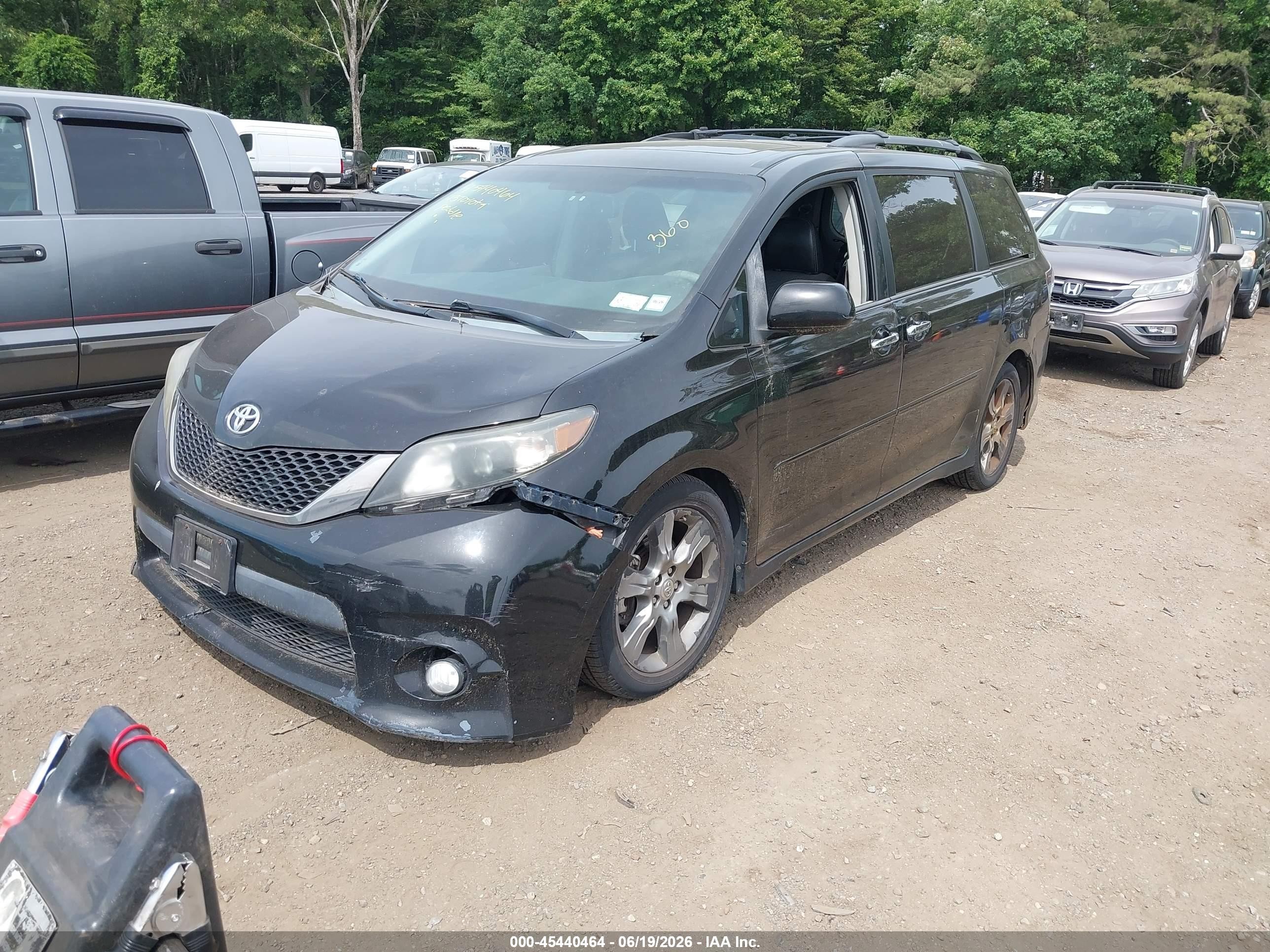 2013 Toyota Sienna Se 8 Passenger Black vin: 5TDXK3DC3DS340972