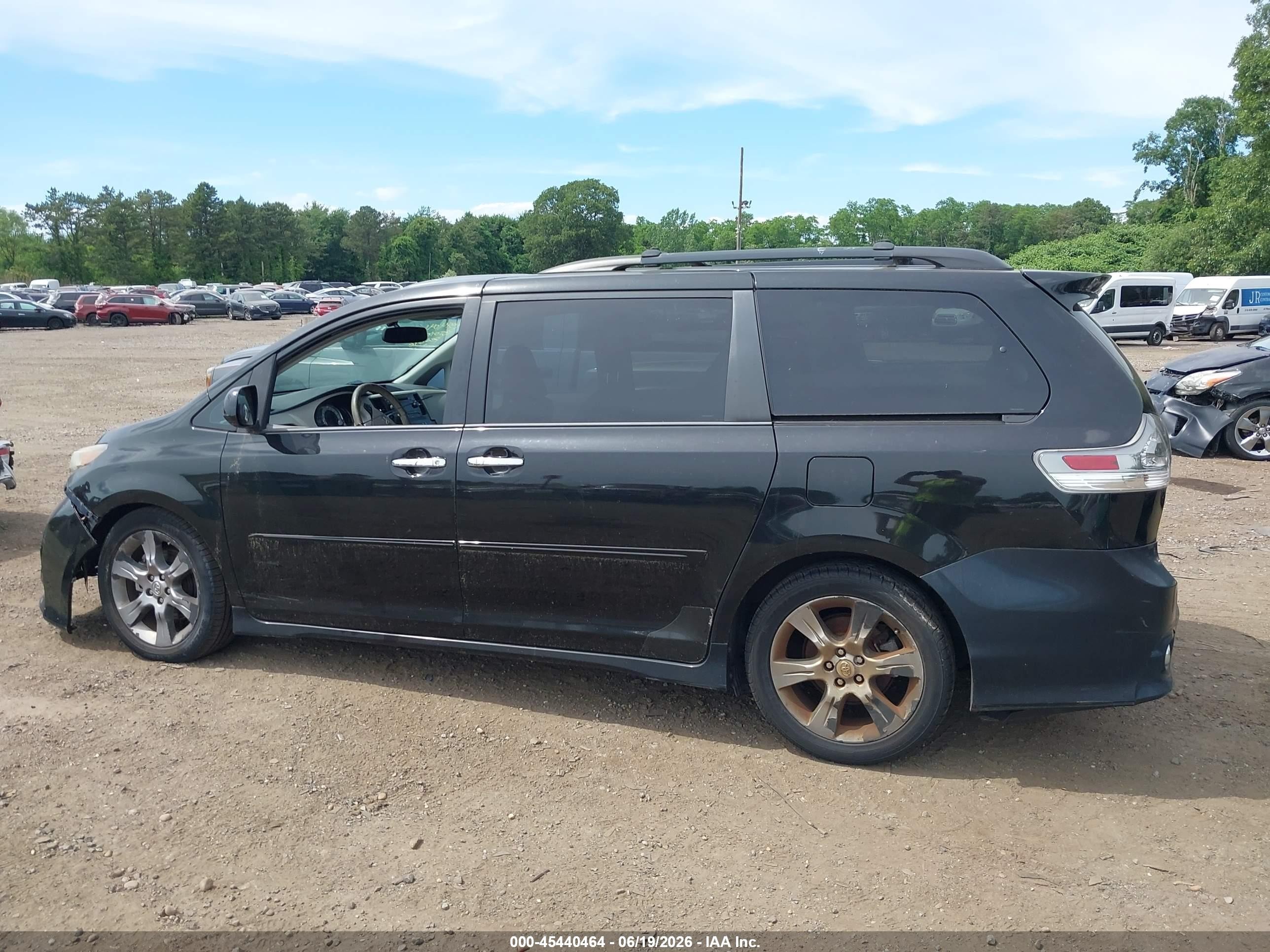 2013 Toyota Sienna Se 8 Passenger Black vin: 5TDXK3DC3DS340972