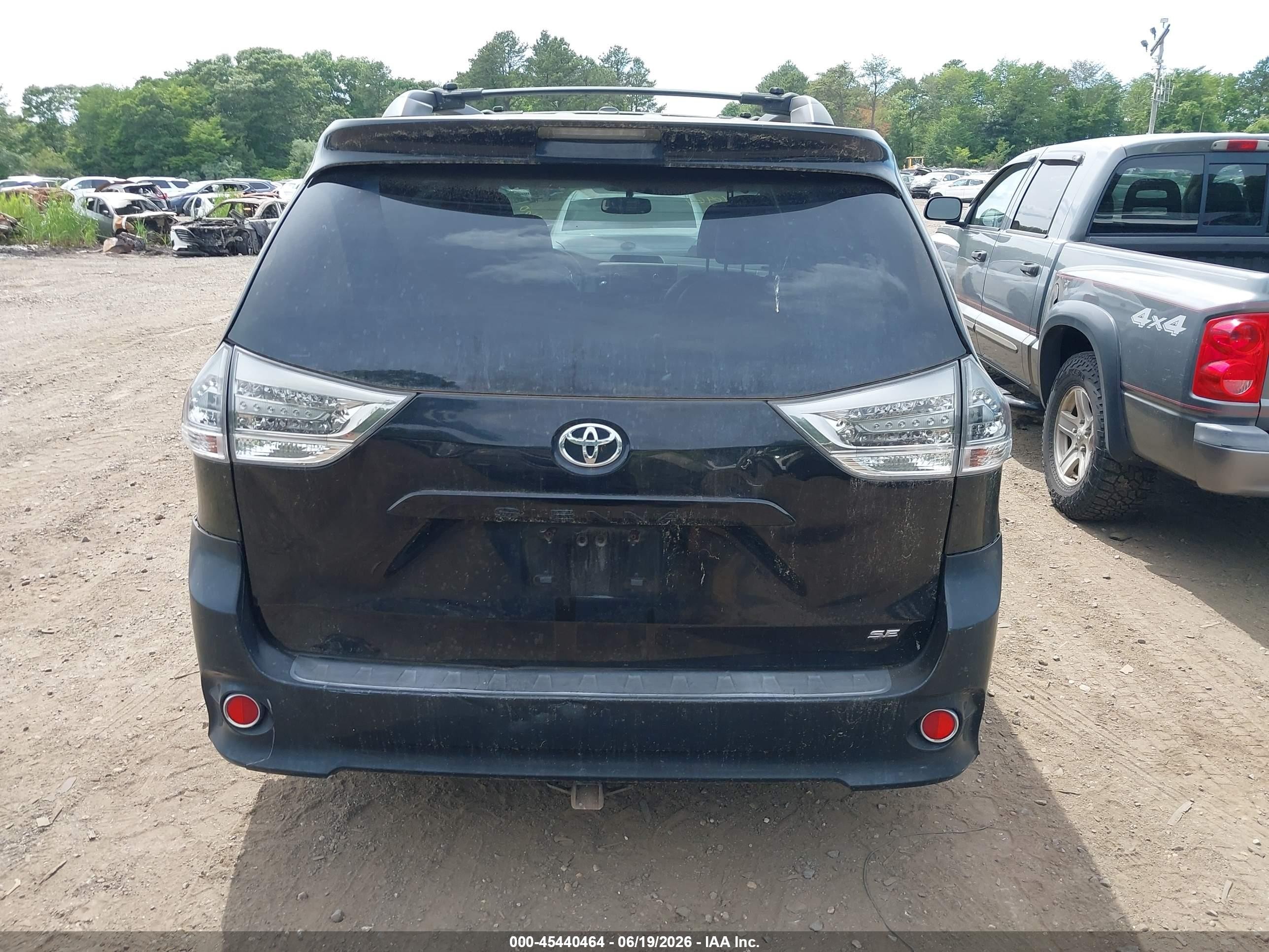2013 Toyota Sienna Se 8 Passenger Black vin: 5TDXK3DC3DS340972