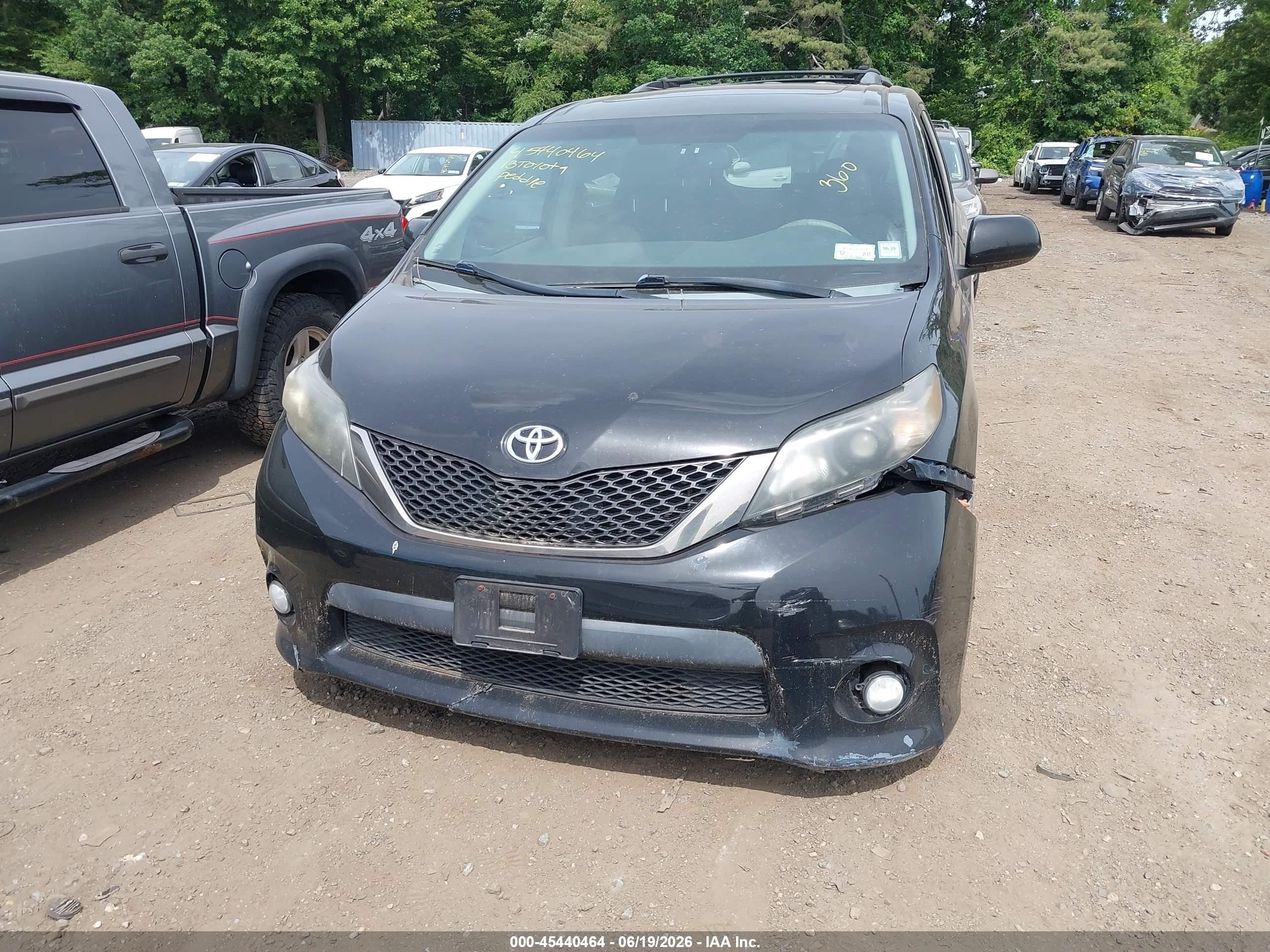 2013 Toyota Sienna Se 8 Passenger Black vin: 5TDXK3DC3DS340972
