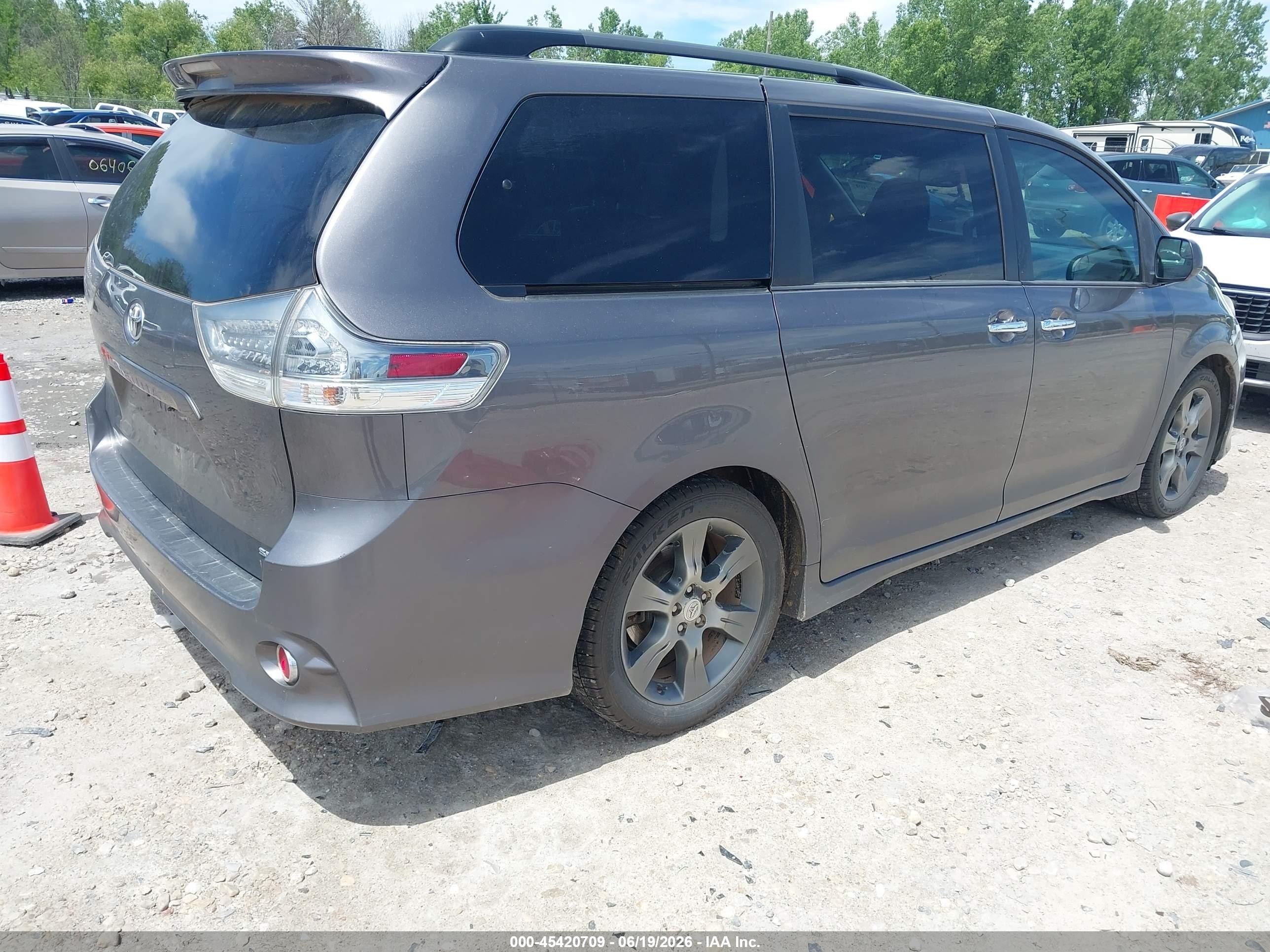 2015 Toyota Sienna Se 8 Passenger Gray vin: 5TDXK3DC3FS565220