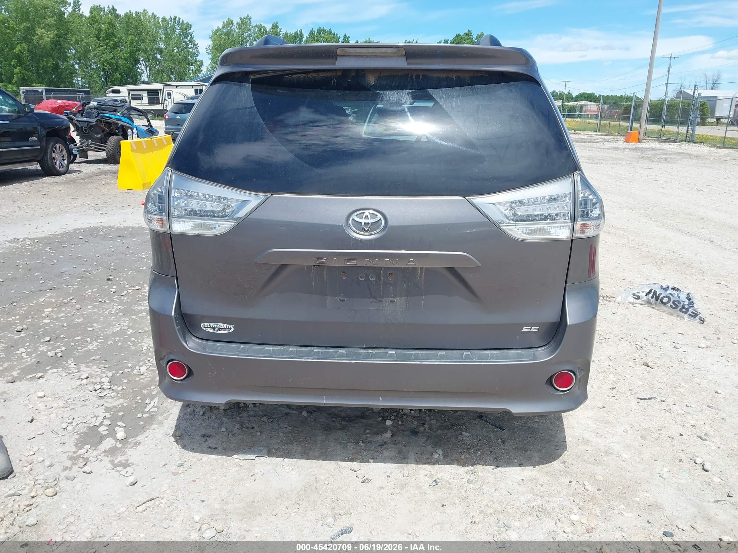 2015 Toyota Sienna Se 8 Passenger Gray vin: 5TDXK3DC3FS565220