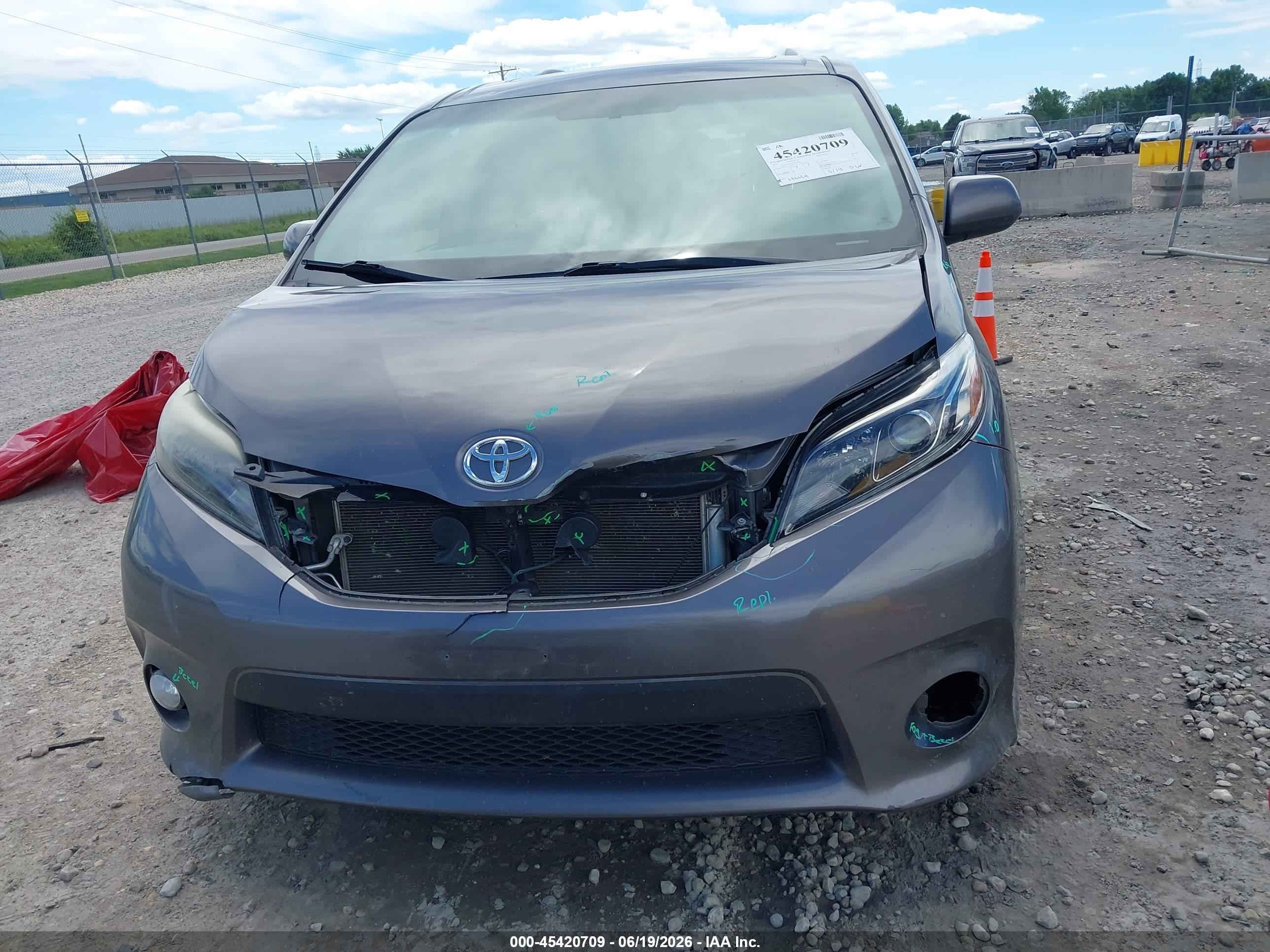 2015 Toyota Sienna Se 8 Passenger Gray vin: 5TDXK3DC3FS565220